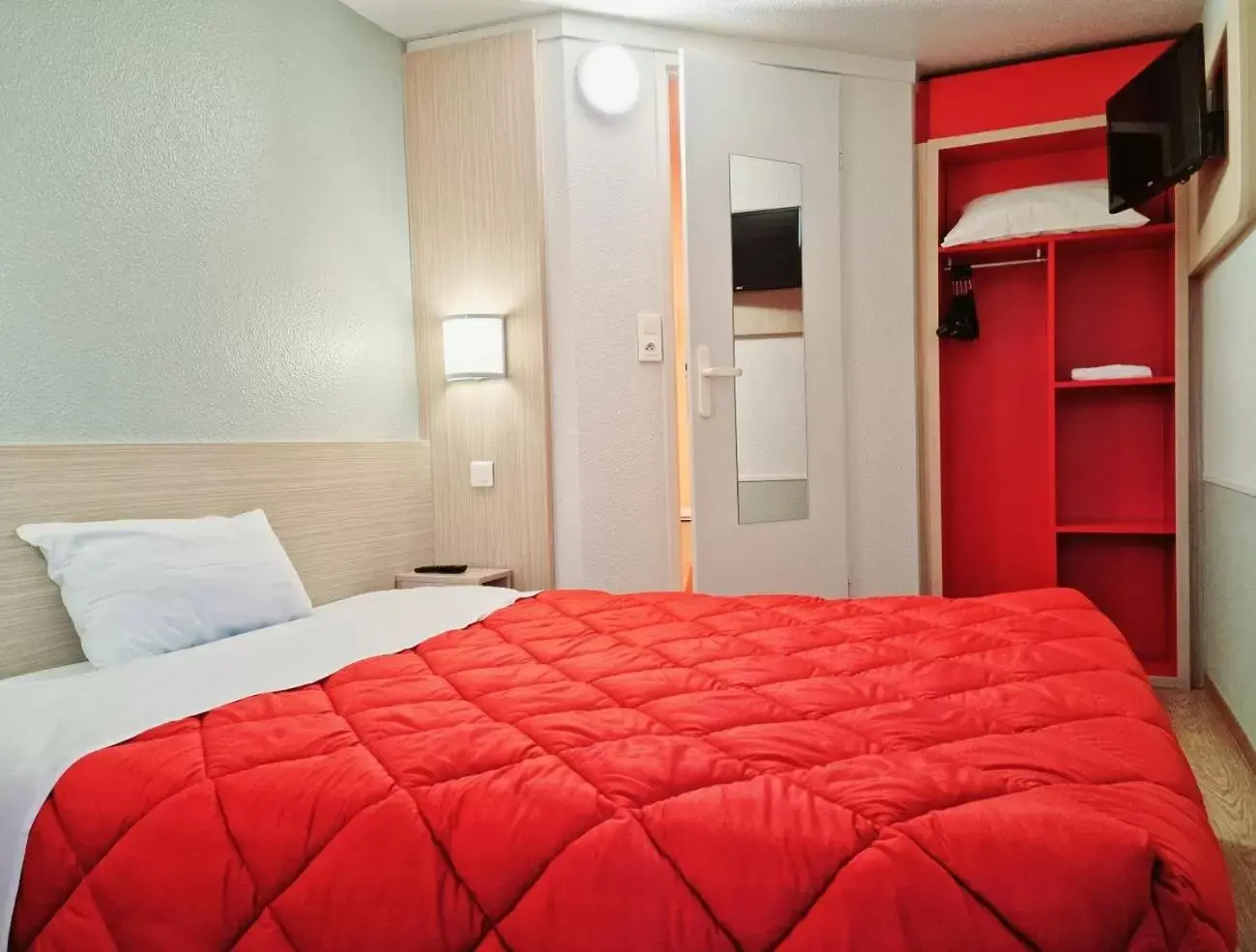Photo of the whole room, Bed in Premiere Classe Honfleur