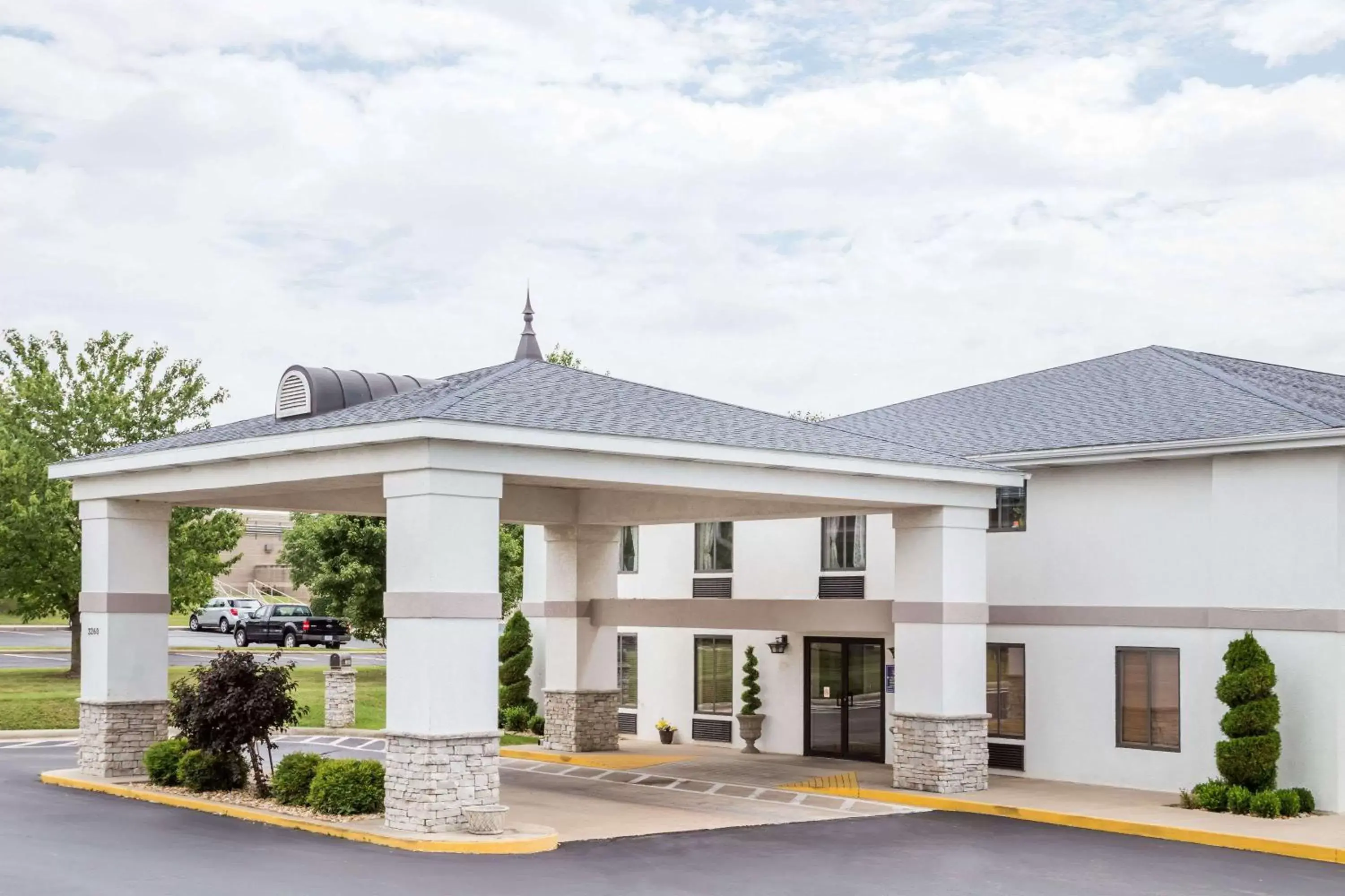 Property Building in Days Inn by Wyndham Battlefield Rd/Hwy 65