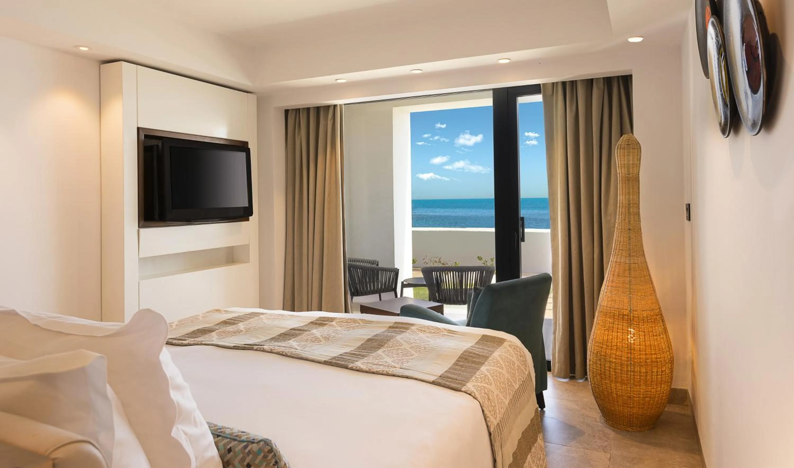 Property building, Bed in Mövenpick Hotel Gammarth Tunis