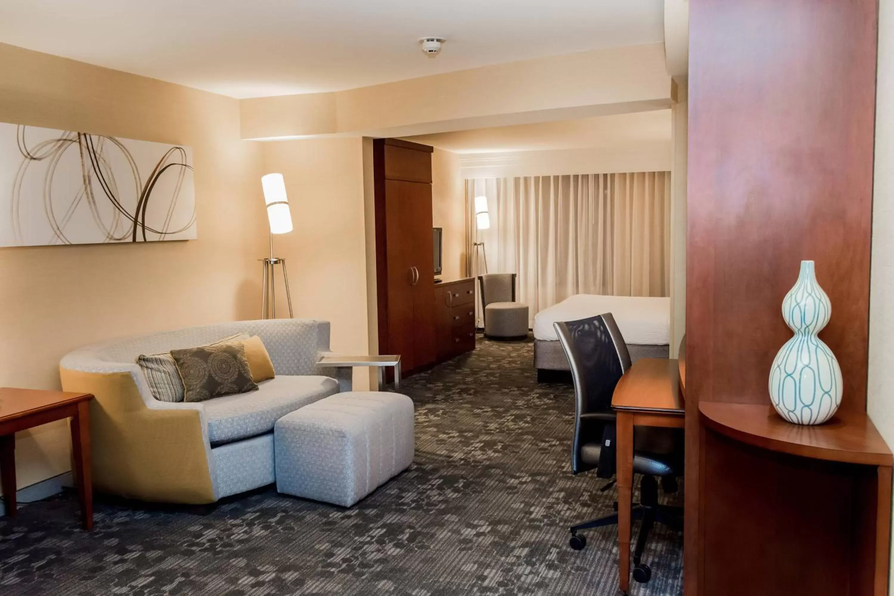 Bedroom, Seating Area in Courtyard by Marriott Lafayette