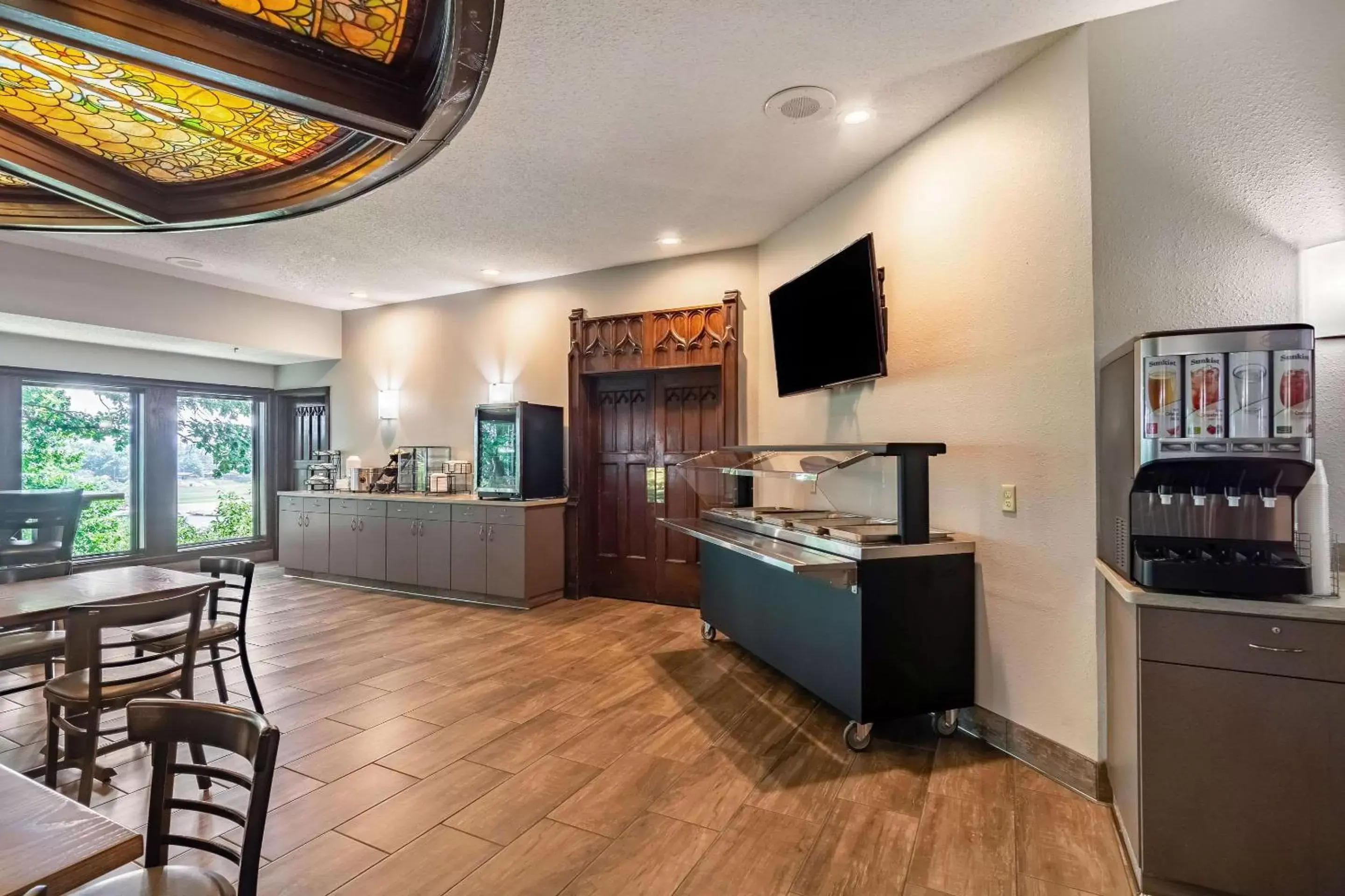 Restaurant/places to eat, Kitchen/Kitchenette in Riverview Inn & Suites, Ascend Hotel Collection