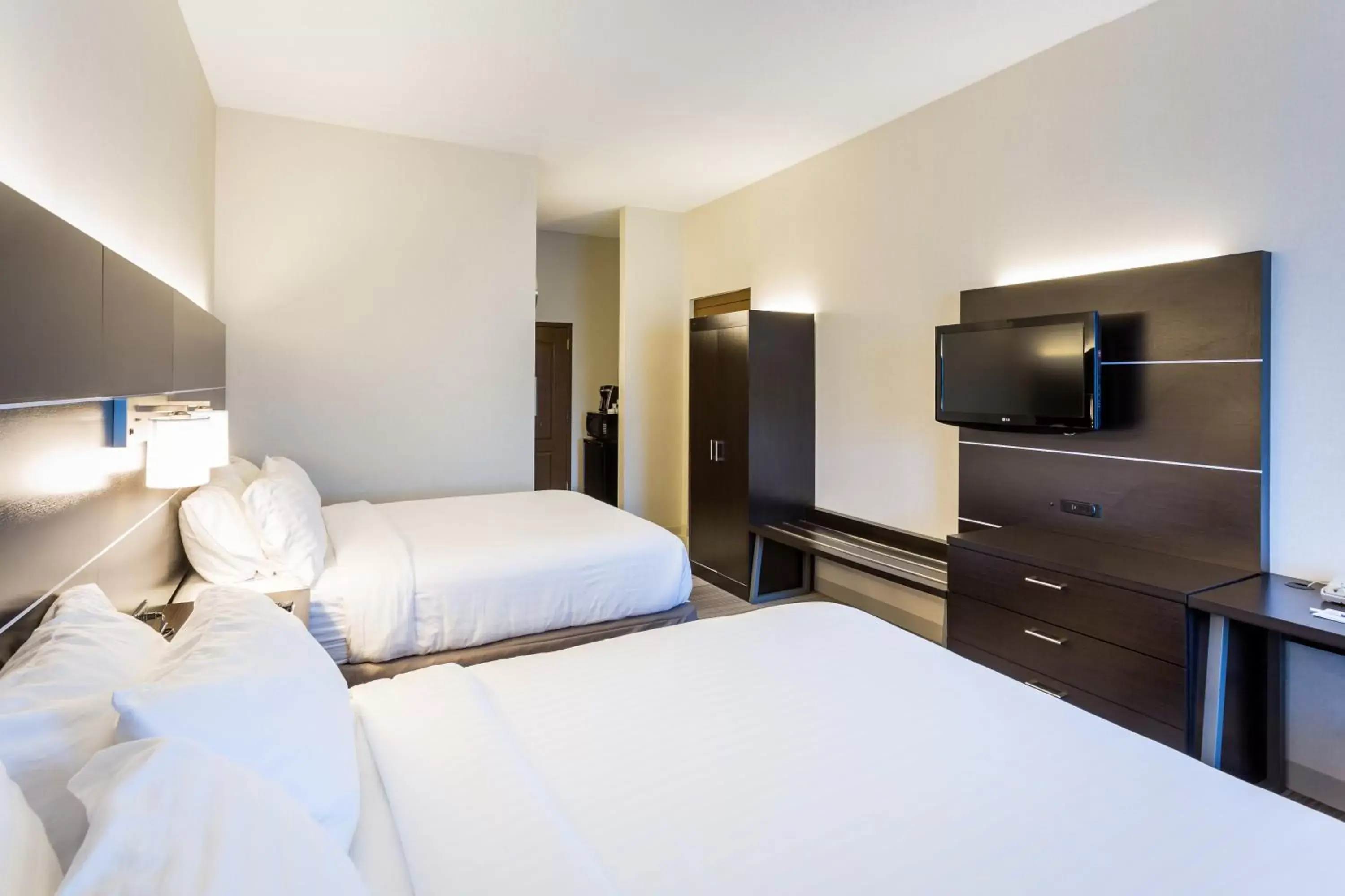 Photo of the whole room, Bed in Holiday Inn Express Hotel & Suites Reading, an IHG Hotel