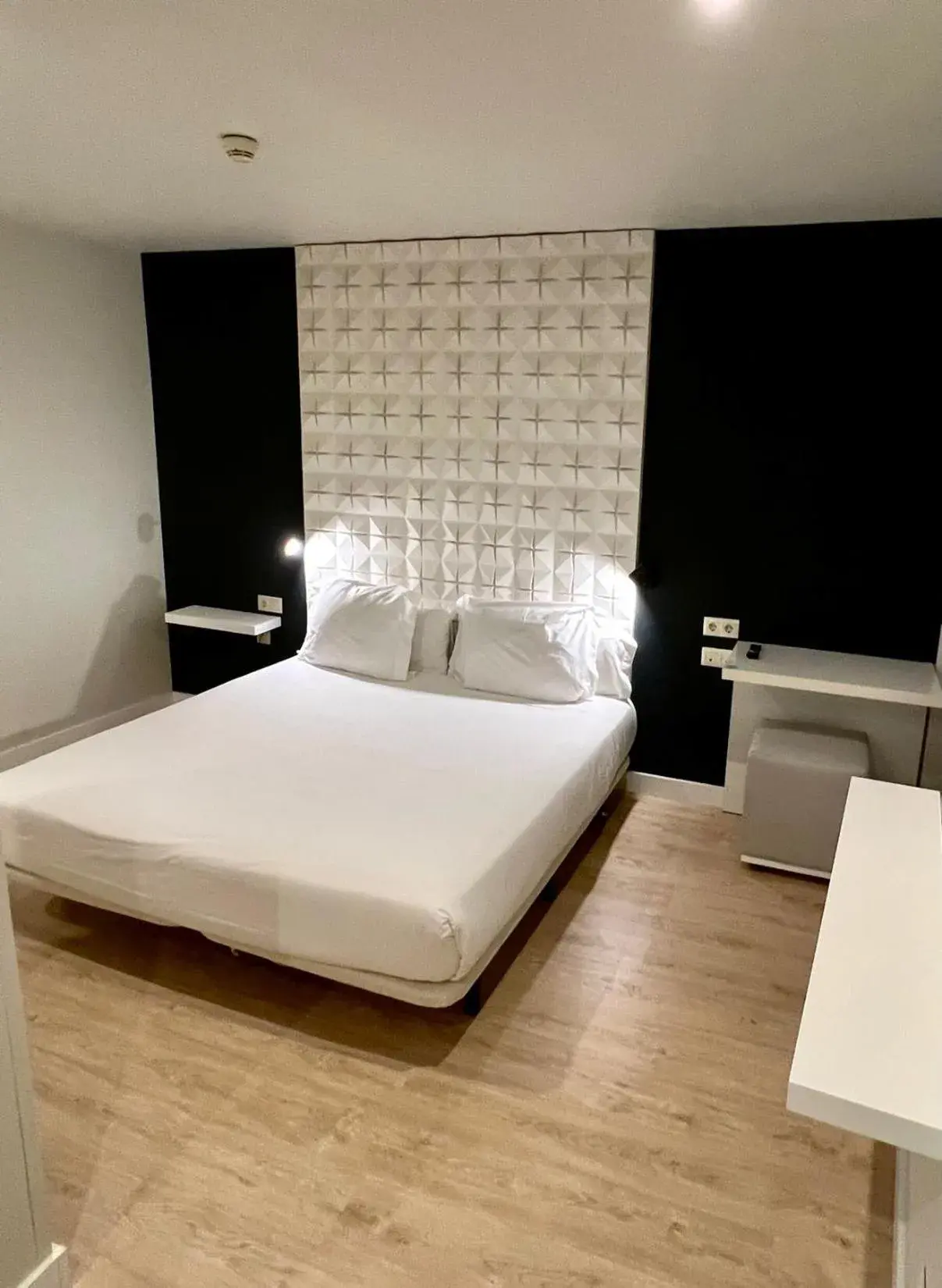 Bedroom, Bed in Urban Sea Hotel Atocha 113