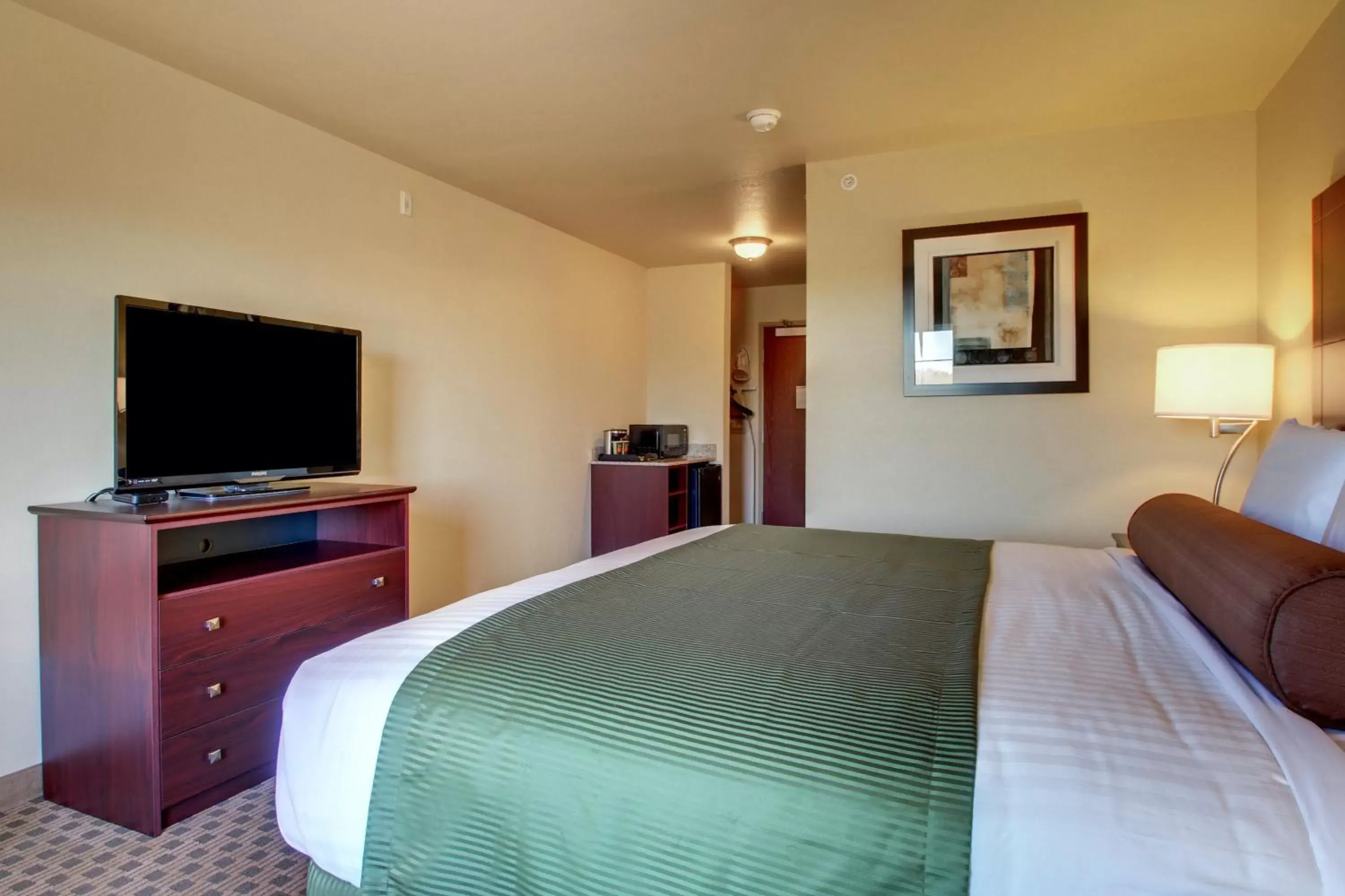 Bed in Cobblestone Hotel & Suites - Charlestown