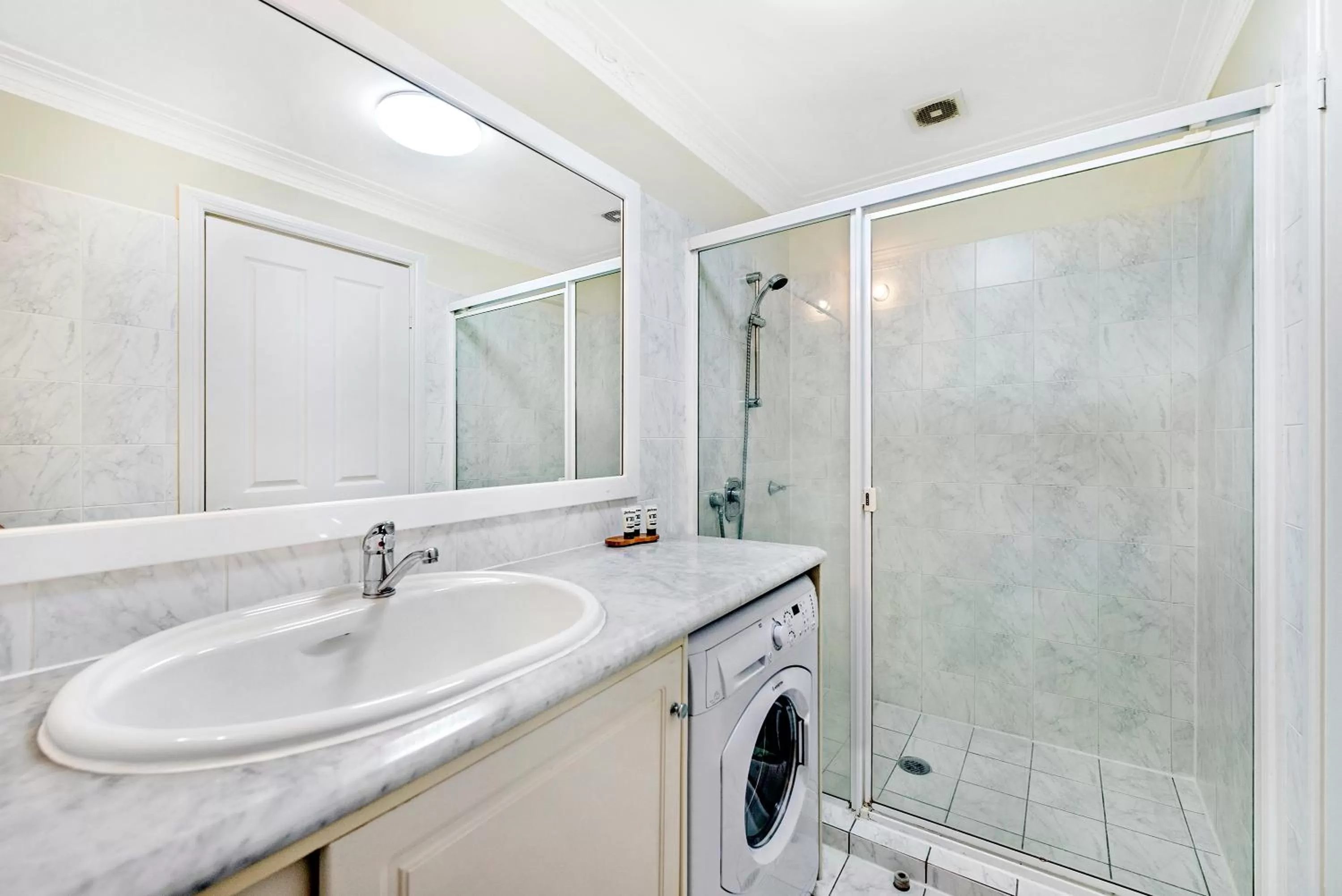 Bathroom in Rothbury Hotel