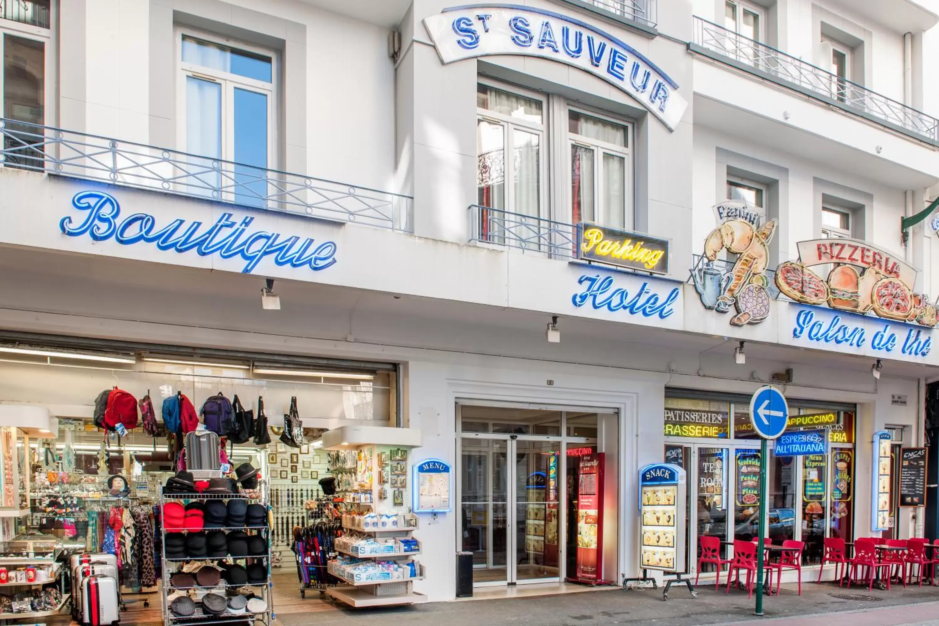 Facade/entrance in Hôtel Saint Sauveur