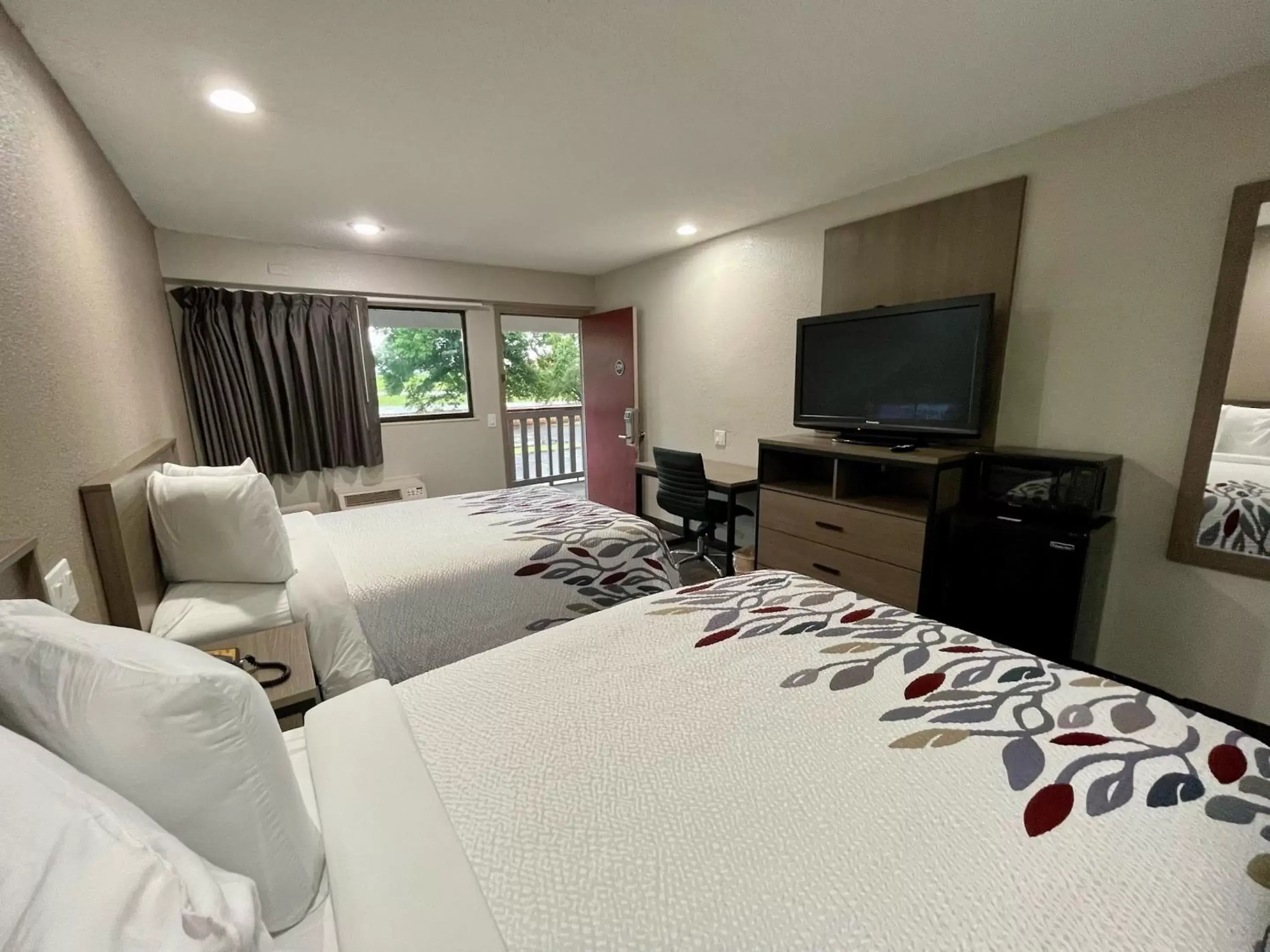 Photo of the whole room, Bed in Red Roof Inn Lafayette, LA Photo of the whole room, Bed in Red Roof Inn Lafayette, LA