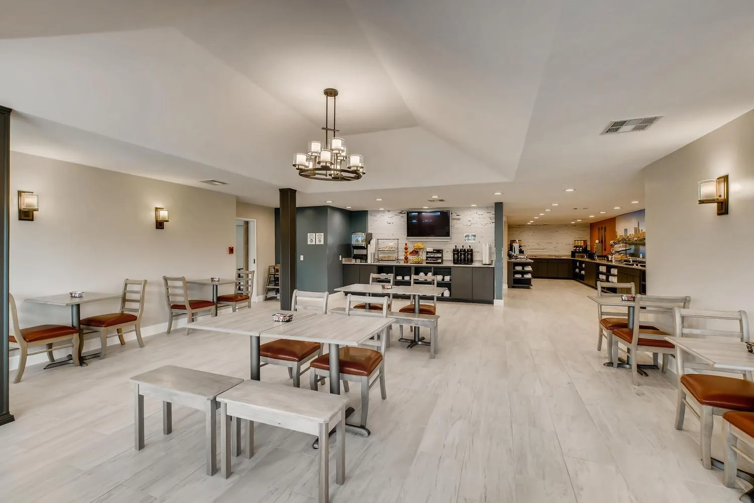 Restaurant/places to eat in Orangewood Inn and Suites Midtown