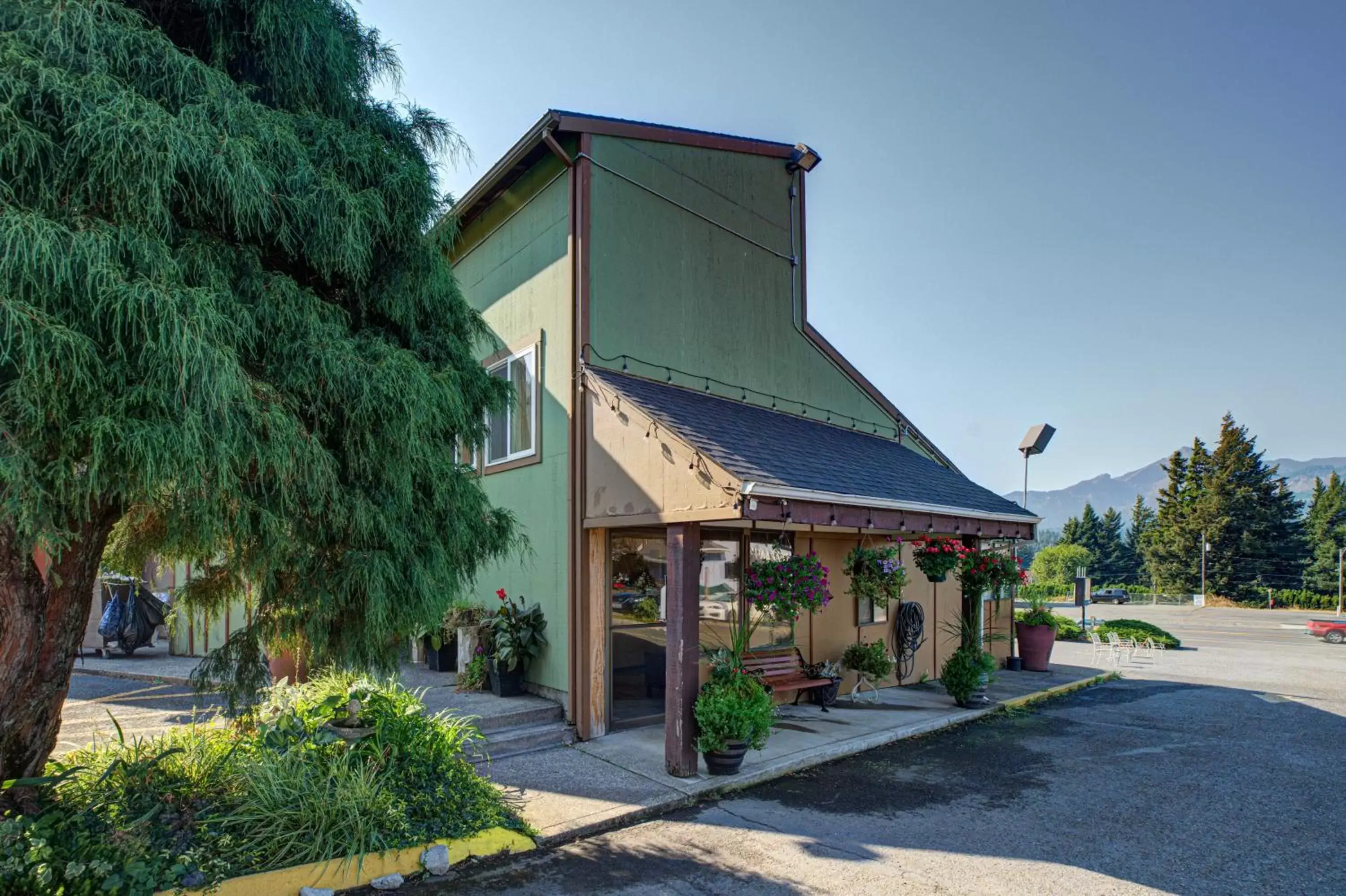 Property Building in Columbia Gorge Inn