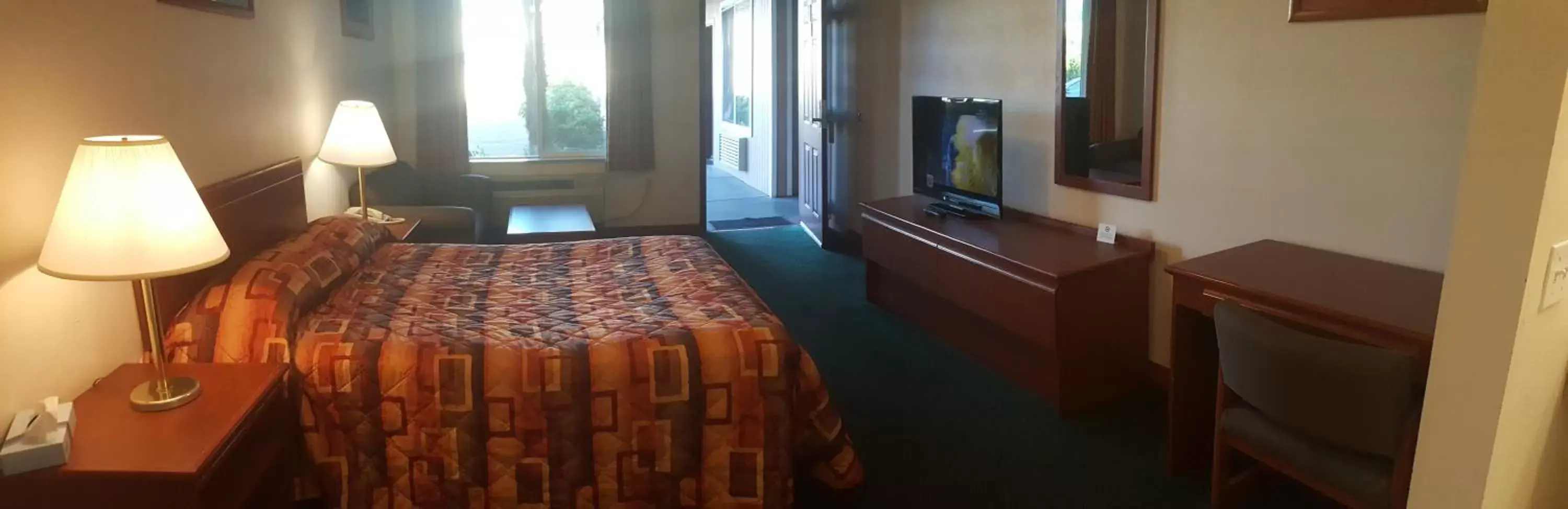 Photo of the whole room, Bed in Express Inn & Suites Eugene