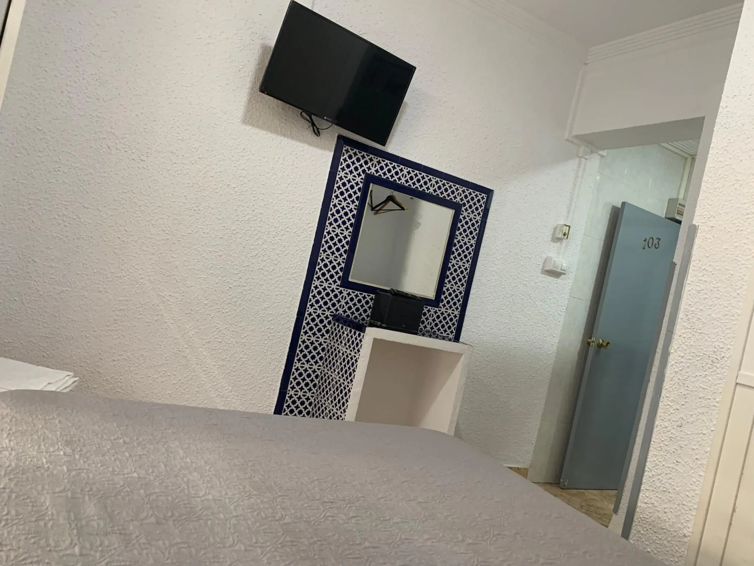 Bedroom, TV/Entertainment Center in Hostal Alcobia