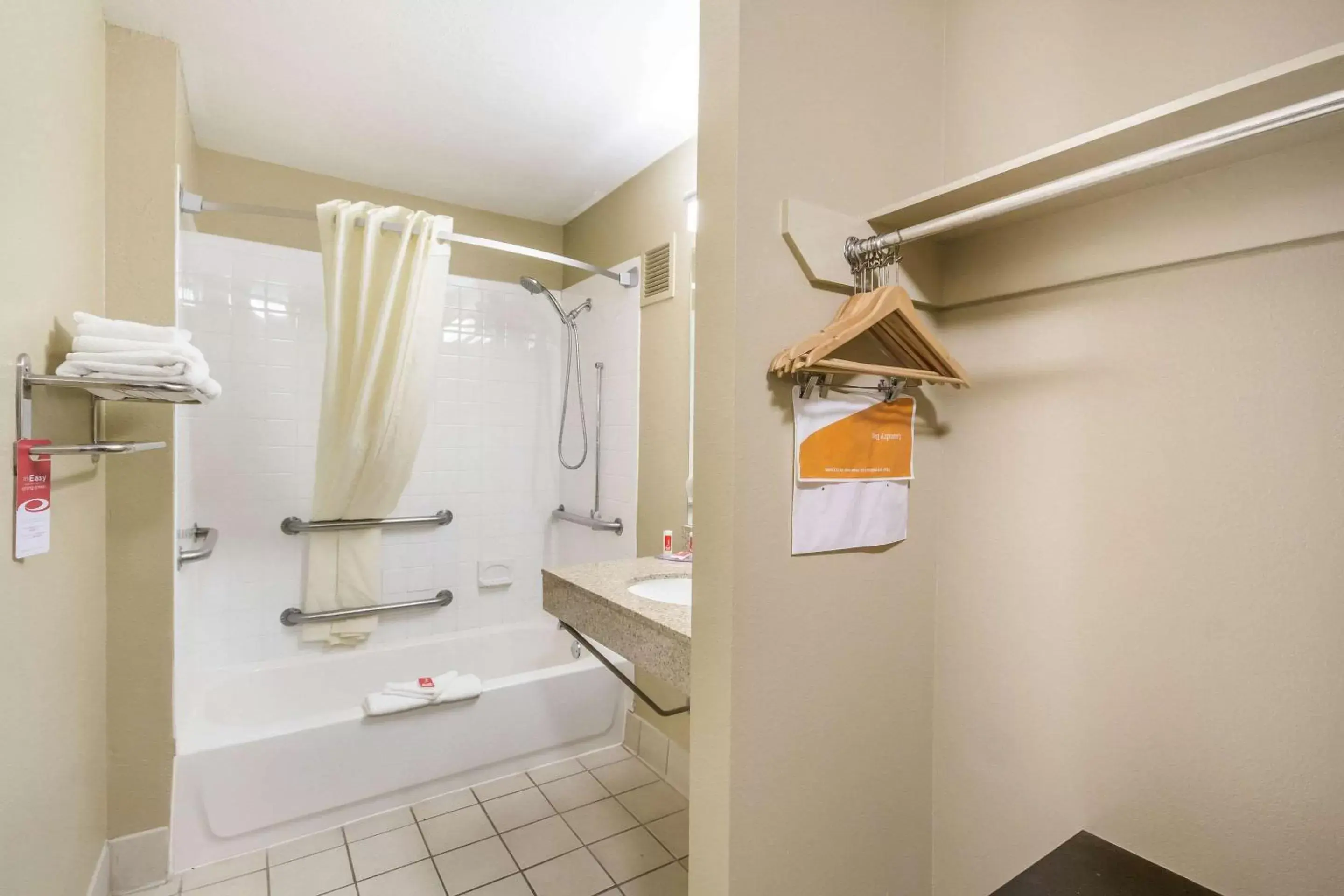Bathroom in Econo Lodge Inn & Suites I-35 at Shawnee Mission