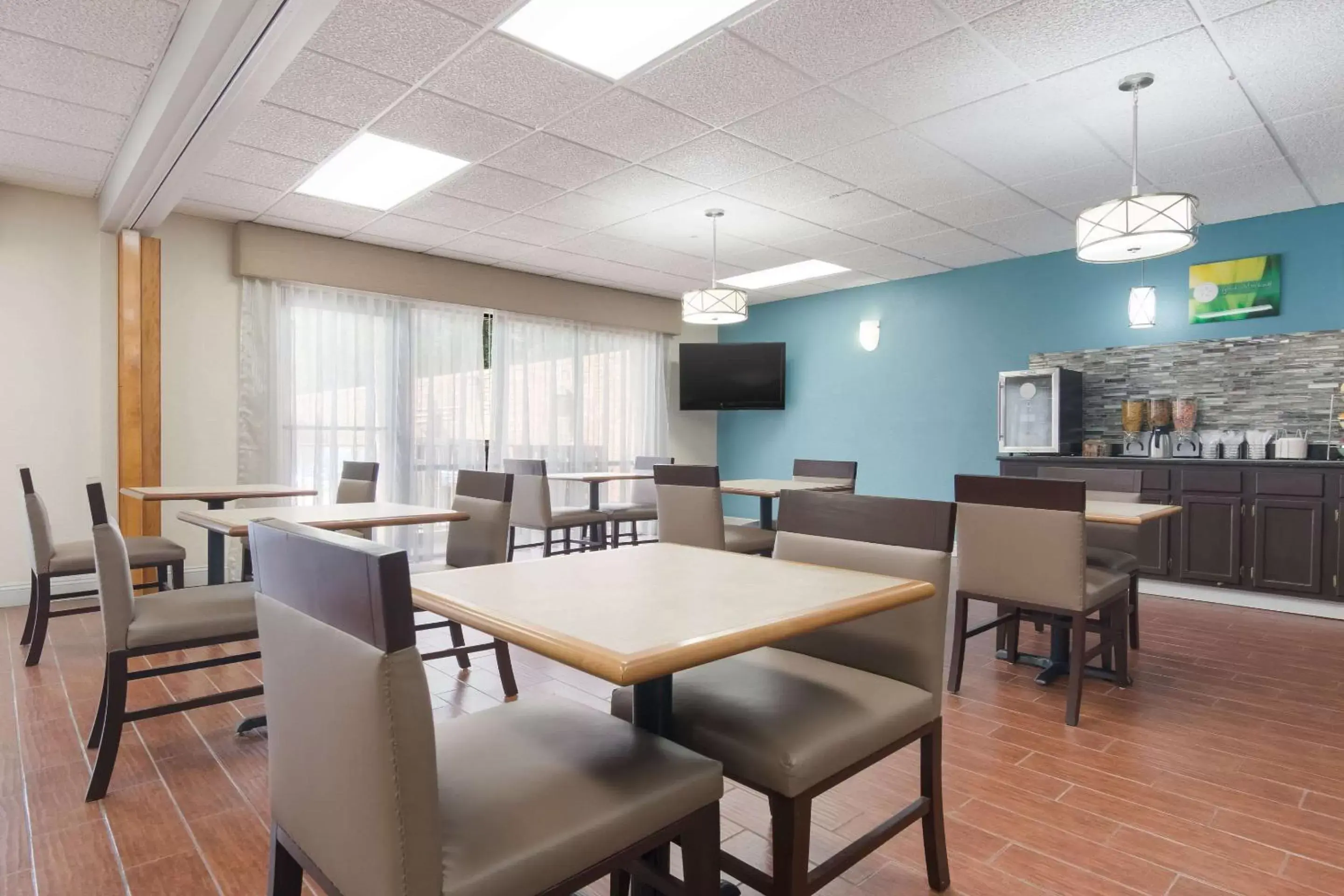 Breakfast in Quality Inn Magnolia Breakfast in Quality Inn Magnolia