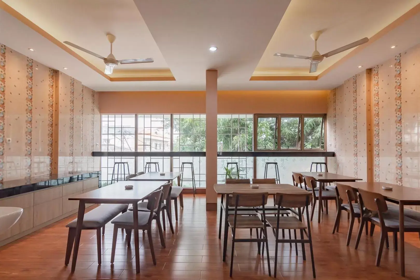 Restaurant/places to eat in RedDoorz Plus @ Cirebon City Center Restaurant/places to eat in RedDoorz Plus @ Cirebon City Center