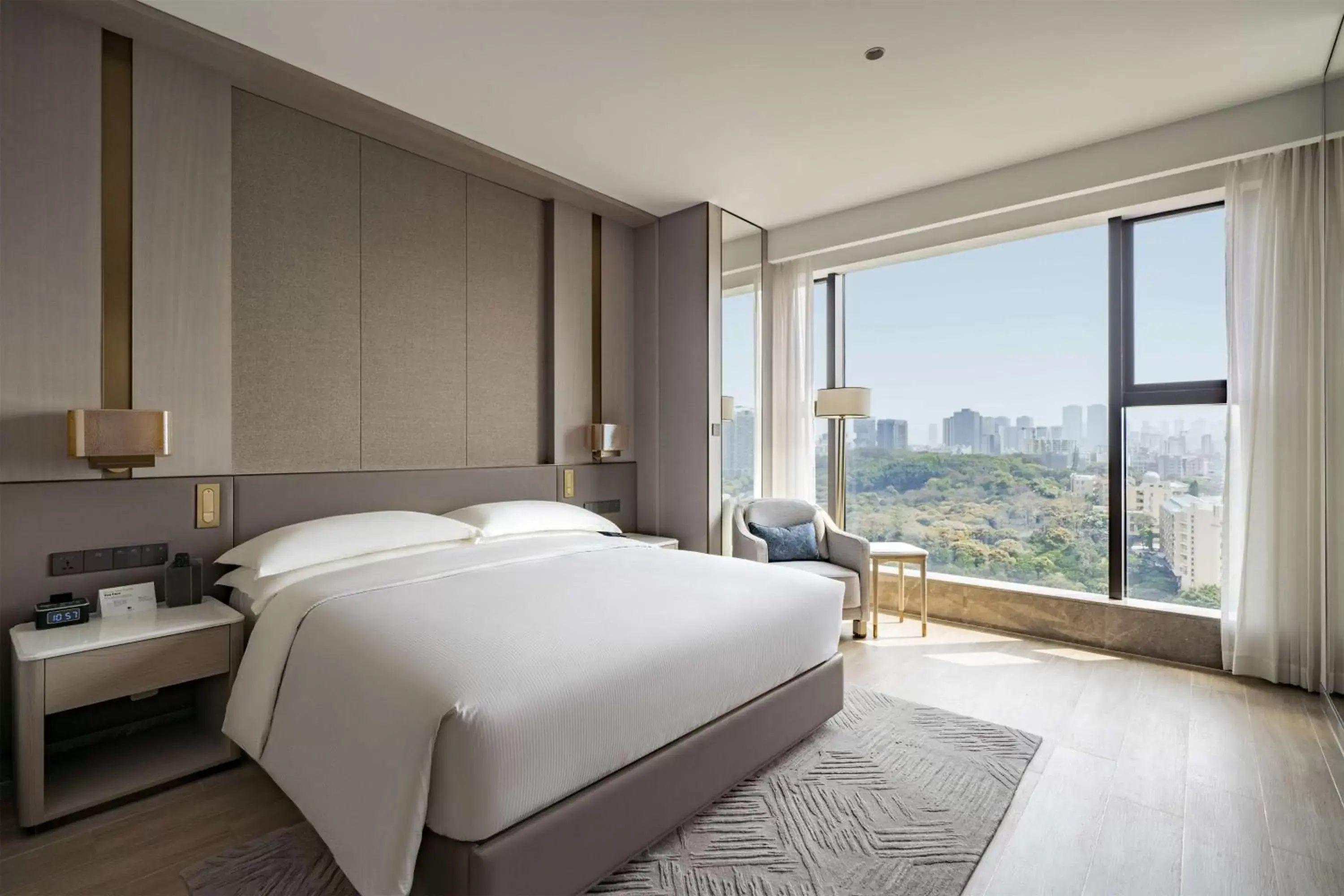 Bed in DoubleTree By Hilton Shenzhen Nanshan Hotel & Residences