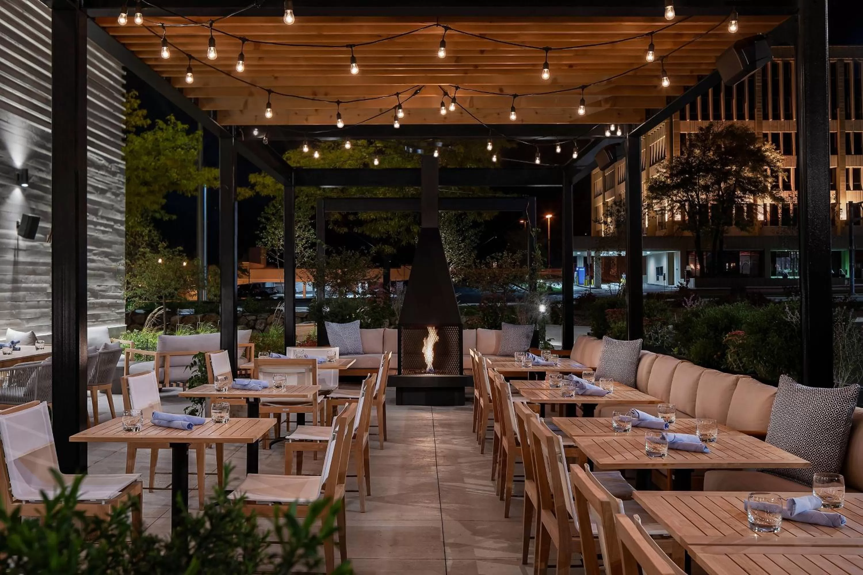 Restaurant/places to eat in Renaissance Milwaukee West Hotel