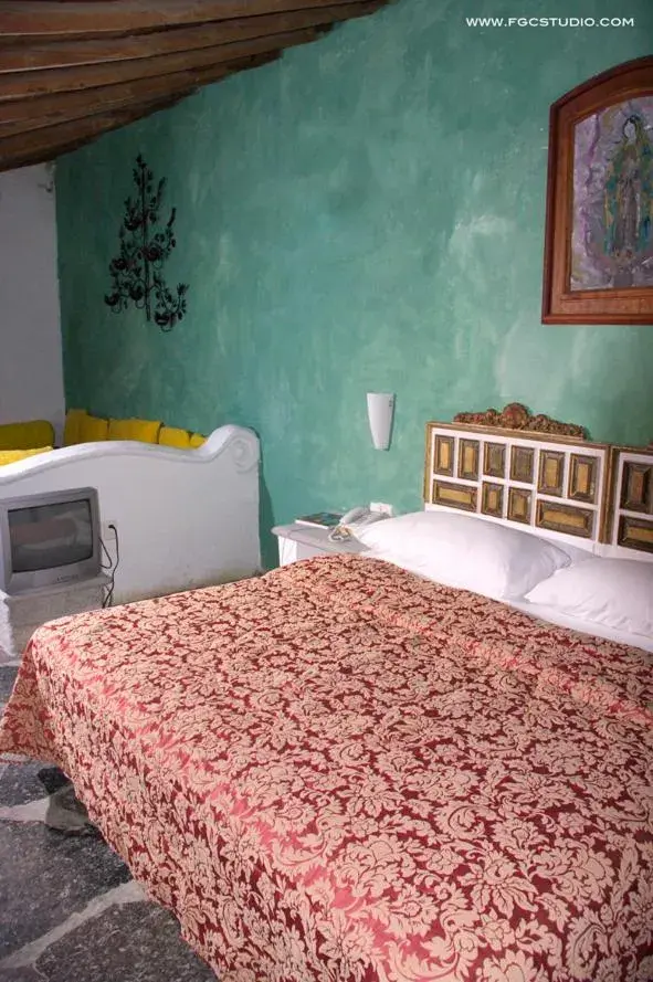 Bed in Posada de la Mision, Hotel Museo y Jardin