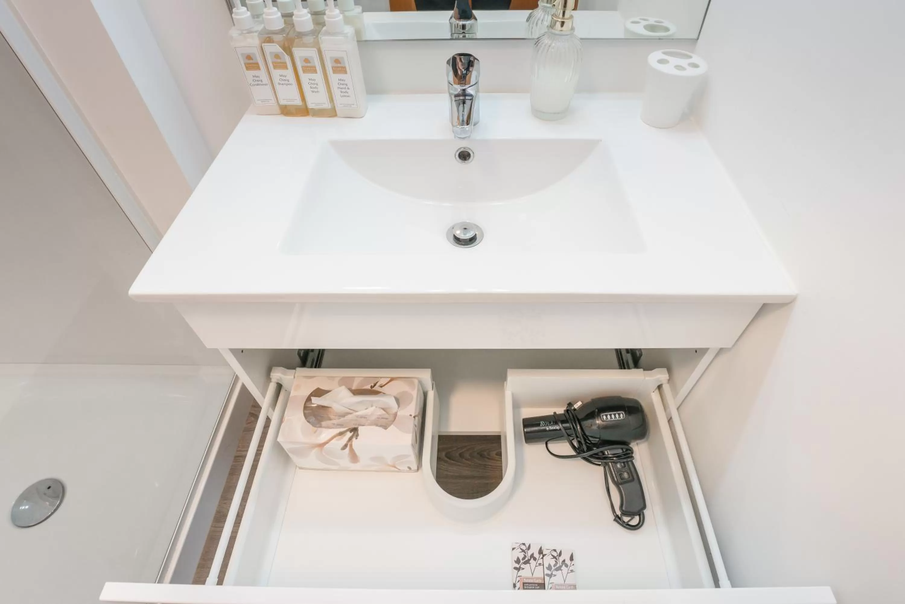 Bathroom in Strathern Motor Lodge