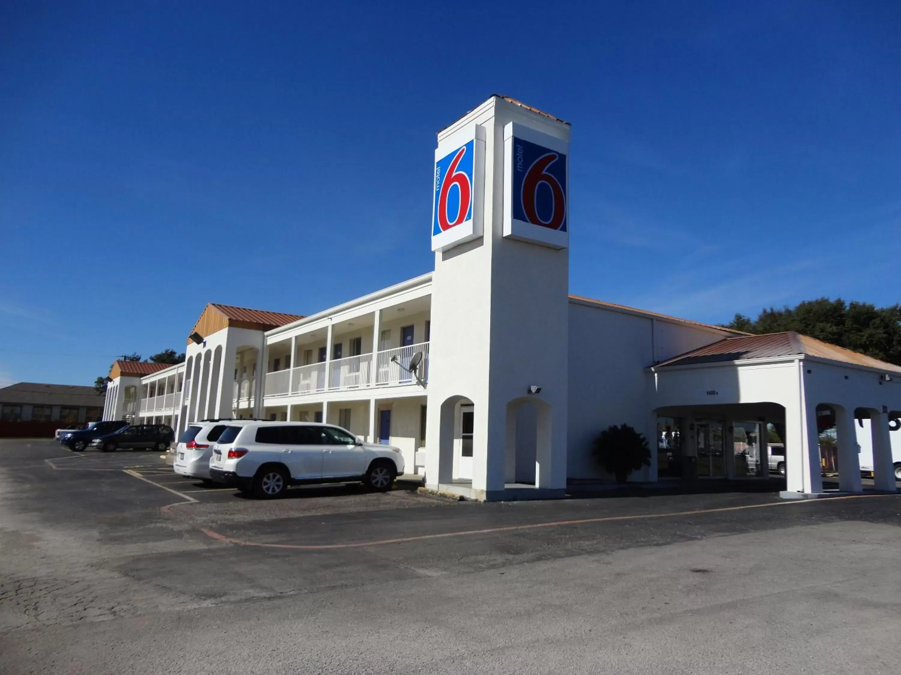 Facade/entrance, Property Building in Motel 6-Round Rock, TX