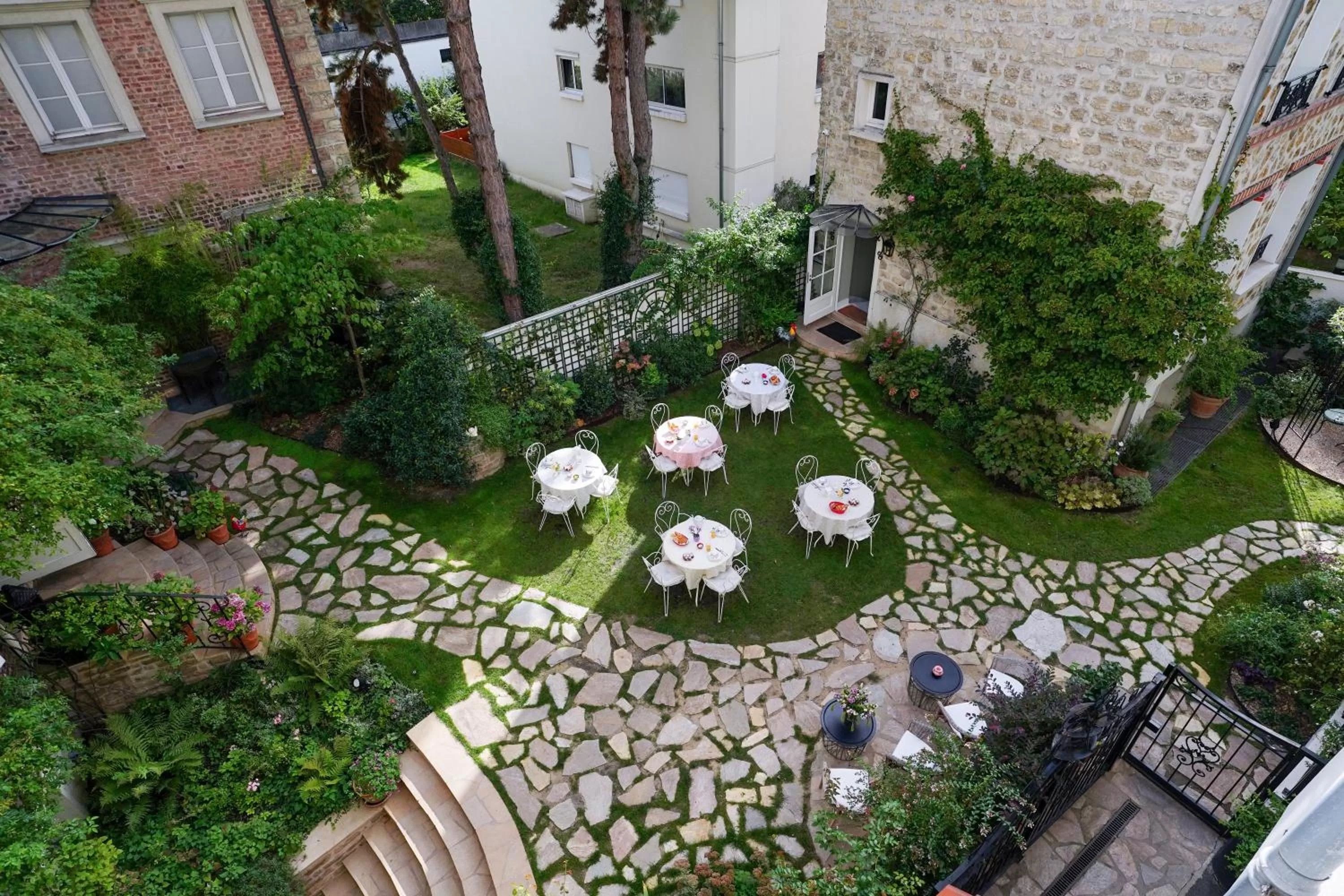 Garden view in Villa Escudier Appart-hôtel