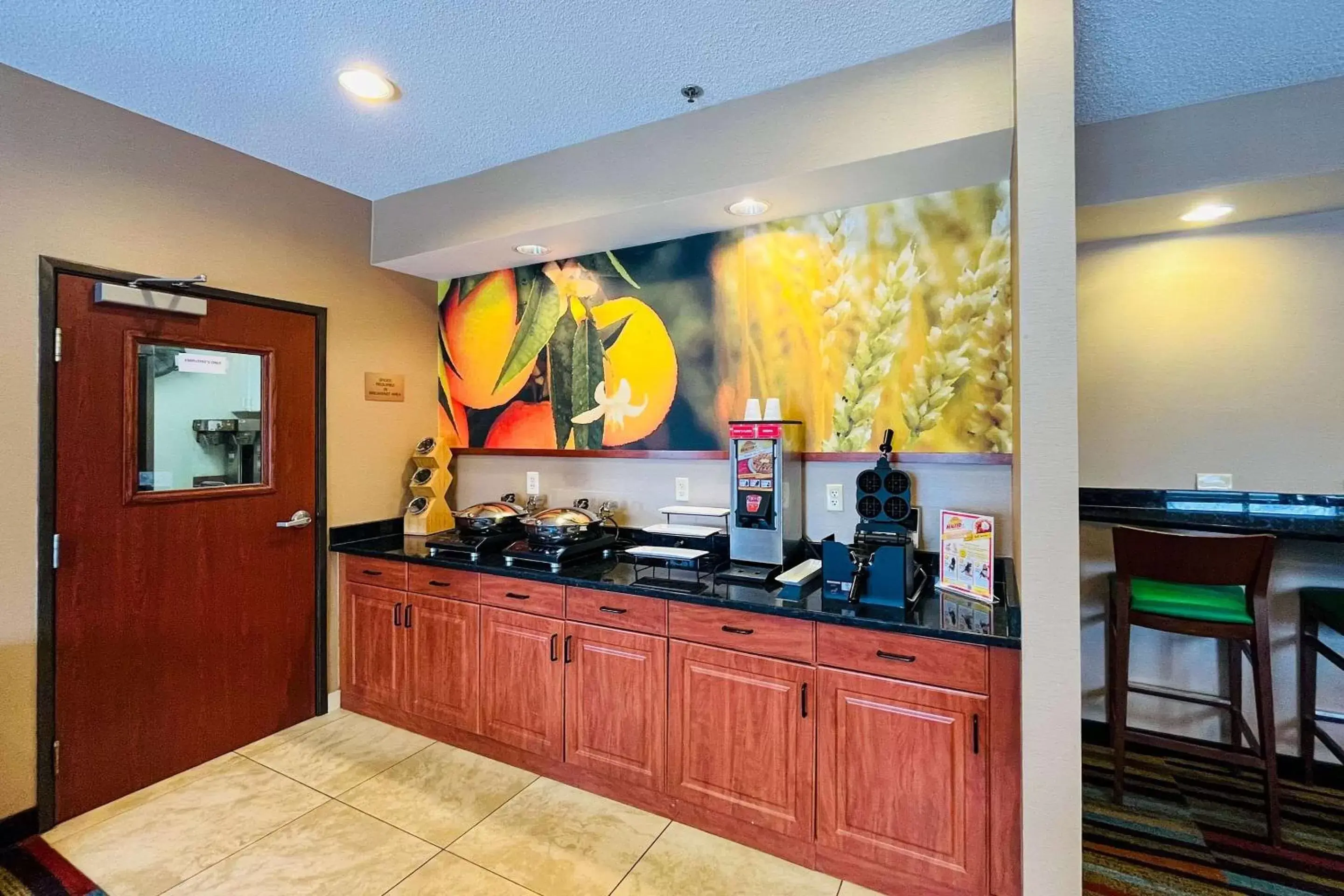 Breakfast, Kitchen/Kitchenette in Comfort Inn & Suites Olathe - Kansas City