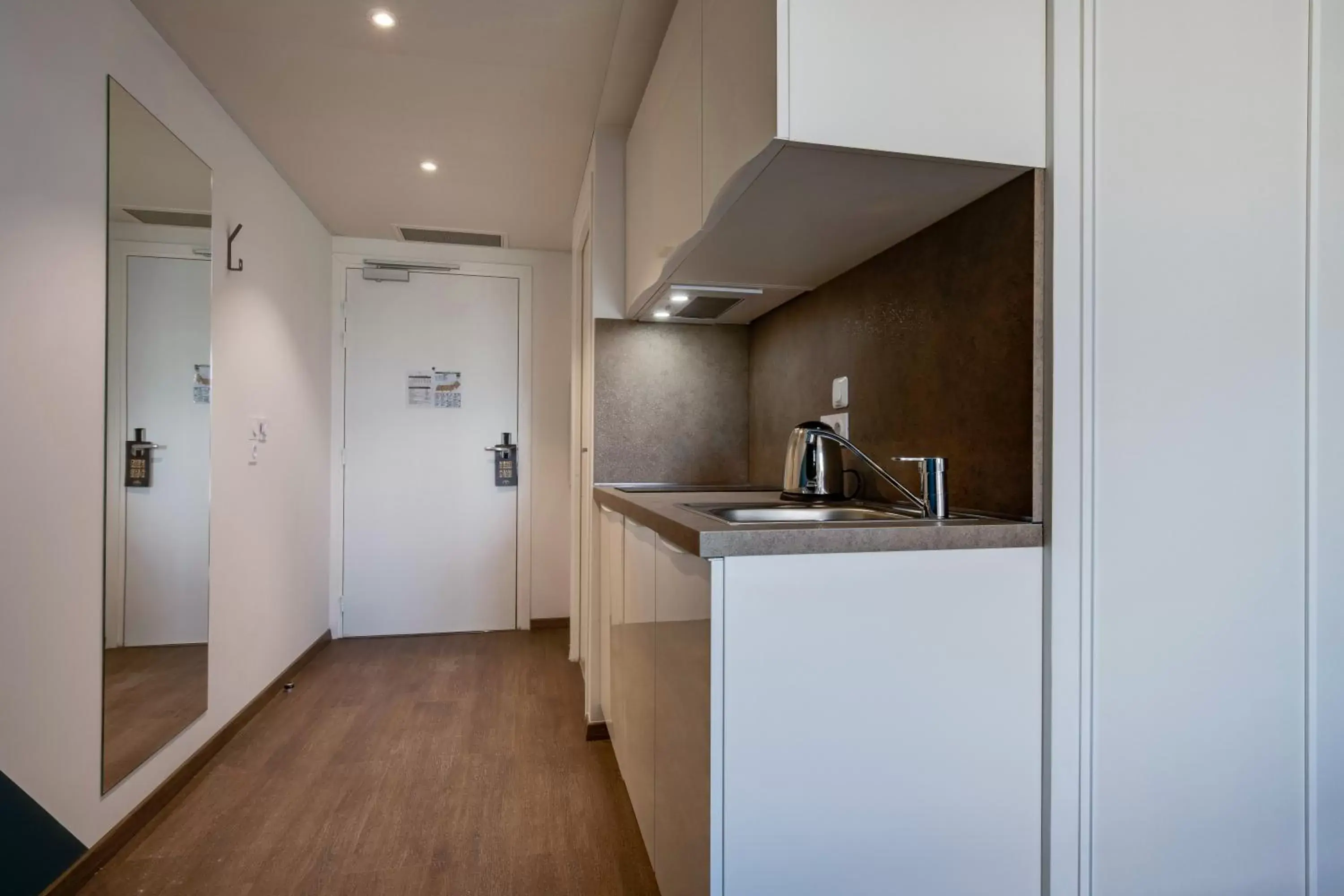 Kitchen or kitchenette, Kitchen/Kitchenette in All Suites Appart Hôtel Massy Palaiseau