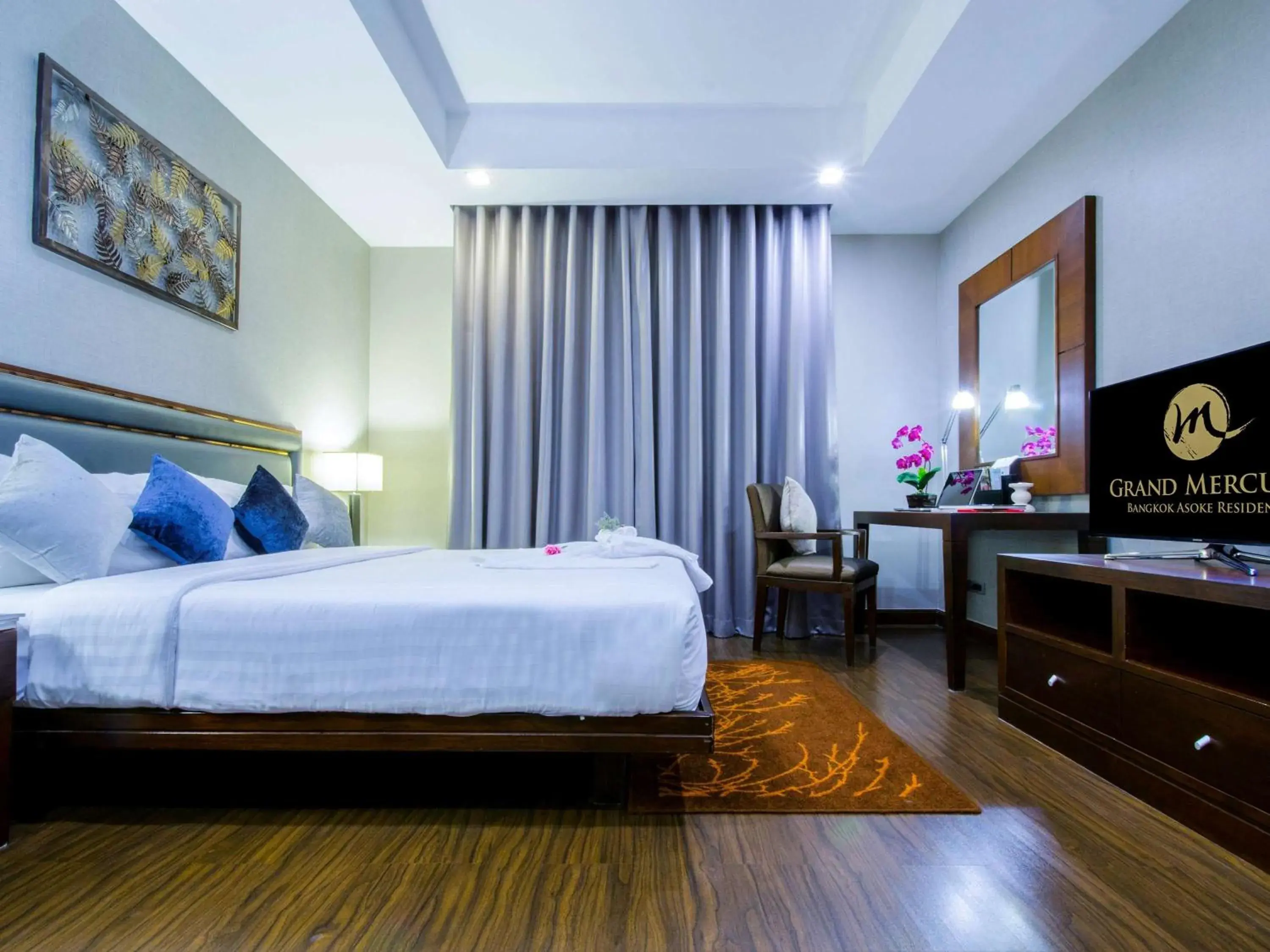 Photo of the whole room, Bed in Grand Mercure Bangkok Asoke Residence