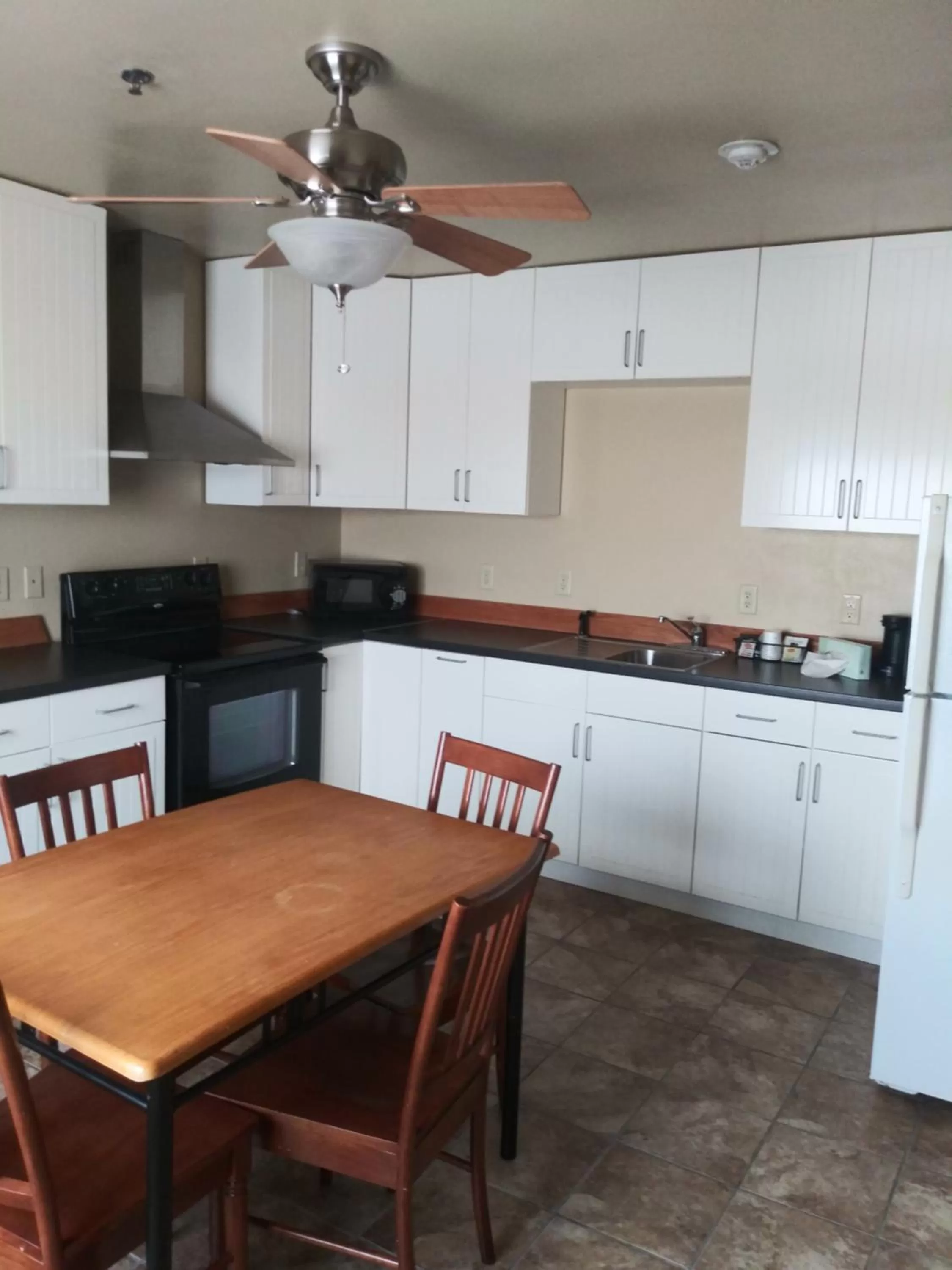 Kitchen or kitchenette in Baymont by Wyndham Wheeler