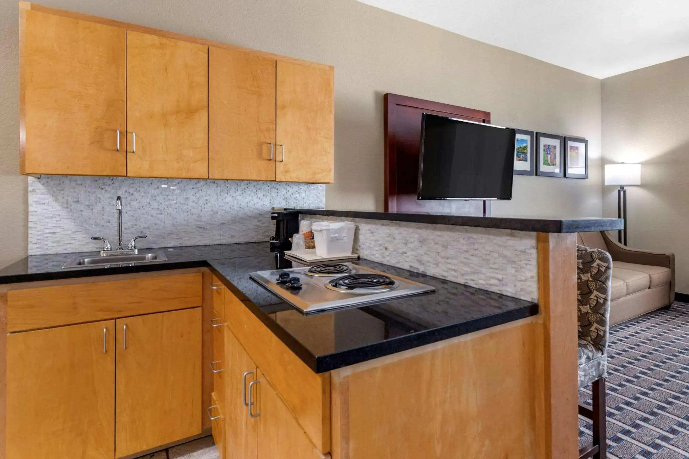 Photo of the whole room, Kitchen/Kitchenette in Comfort Suites Georgetown