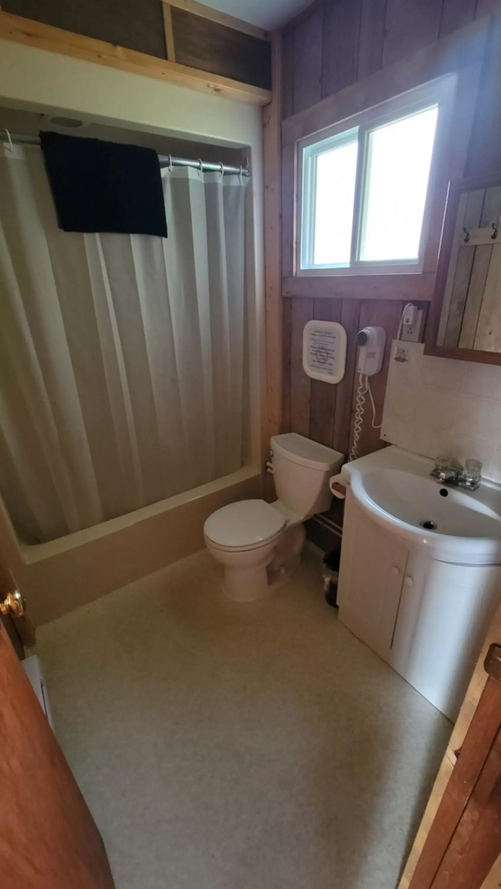 Bathroom in Parkway Cottage Resort and Trading Post