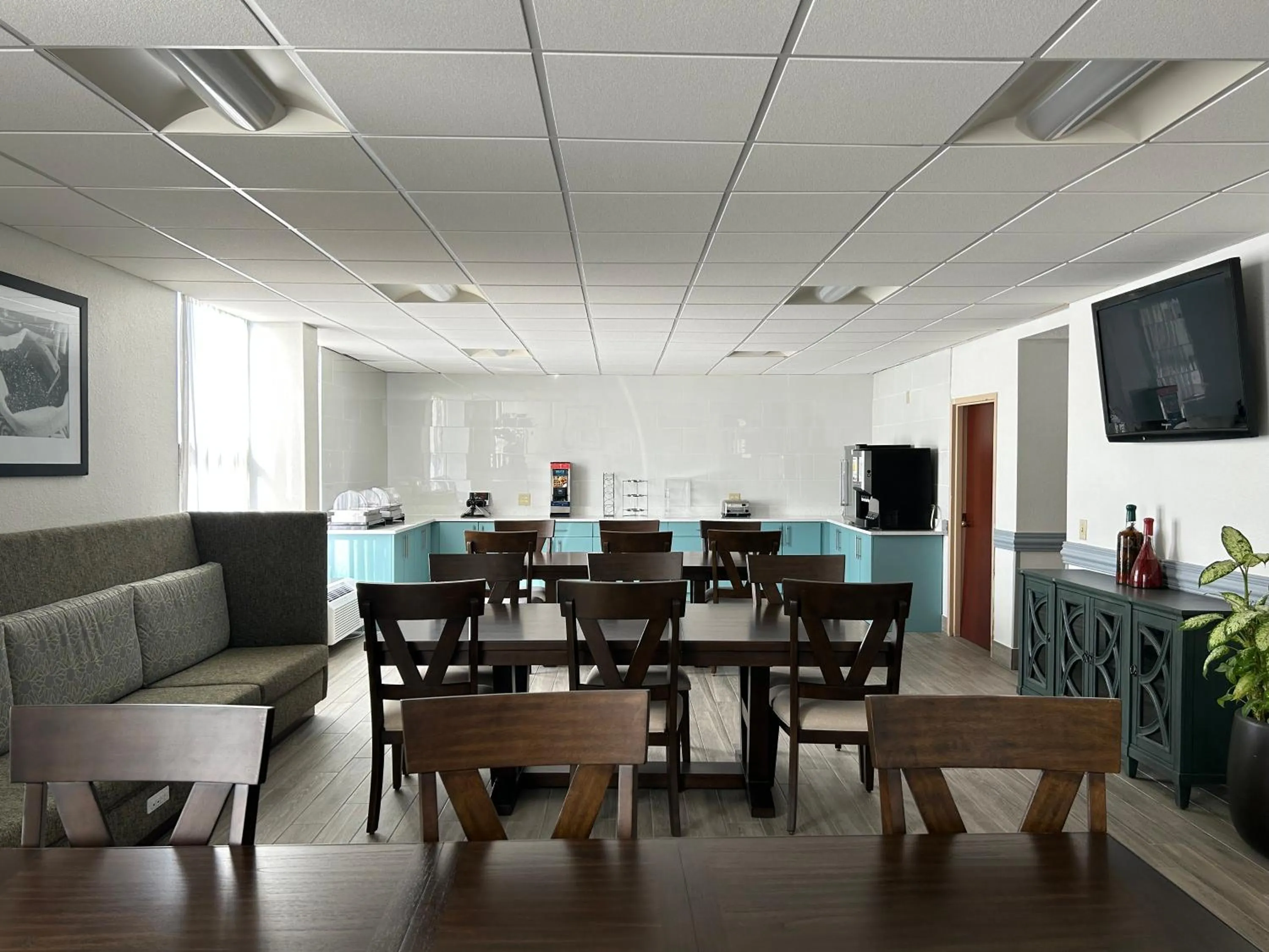 Seating area in Clarion Inn & Suites Grand Rapids Airport