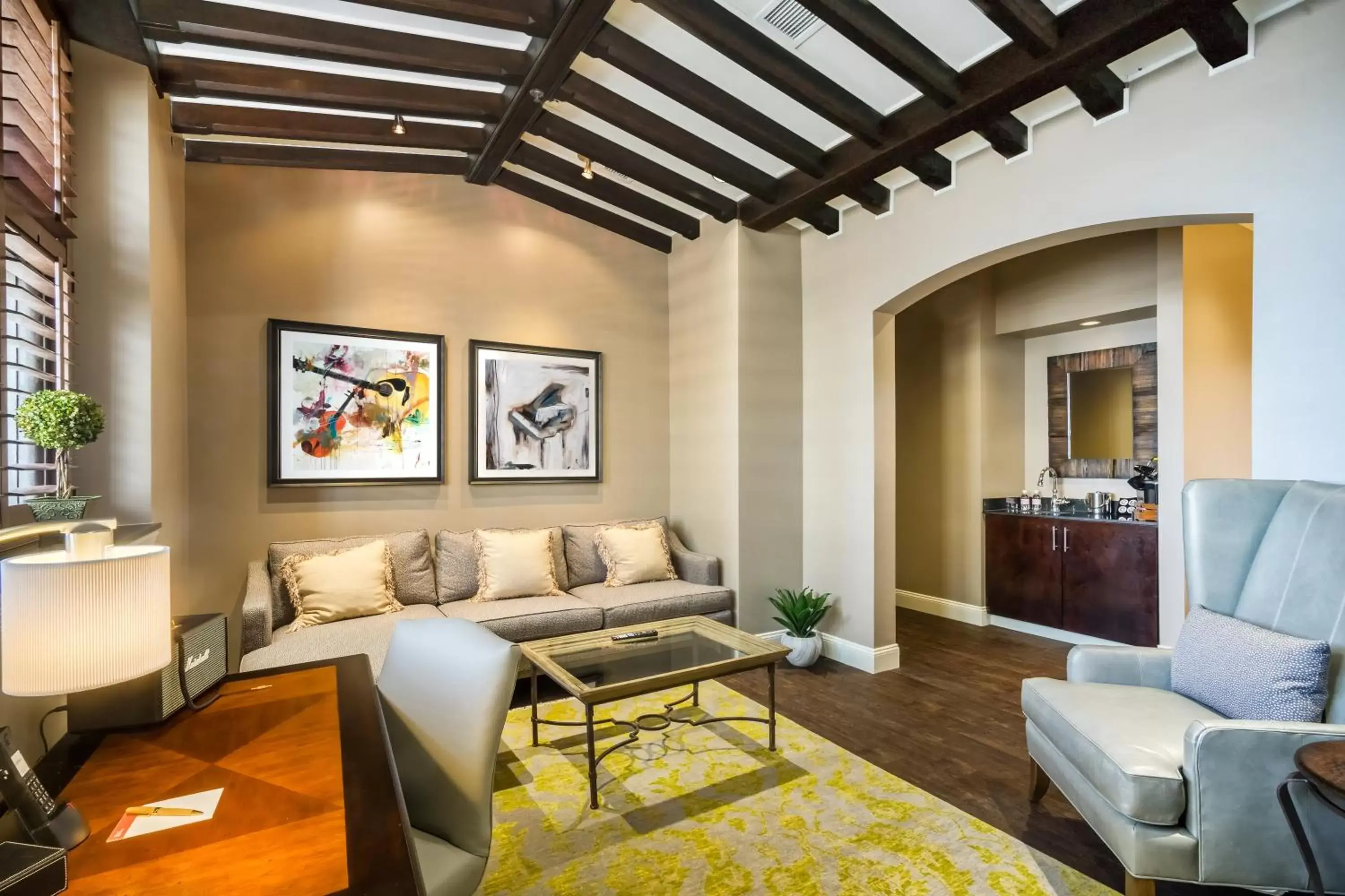 Photo of the whole room, Seating Area in Hotel Indigo Nashville - The Countrypolitan