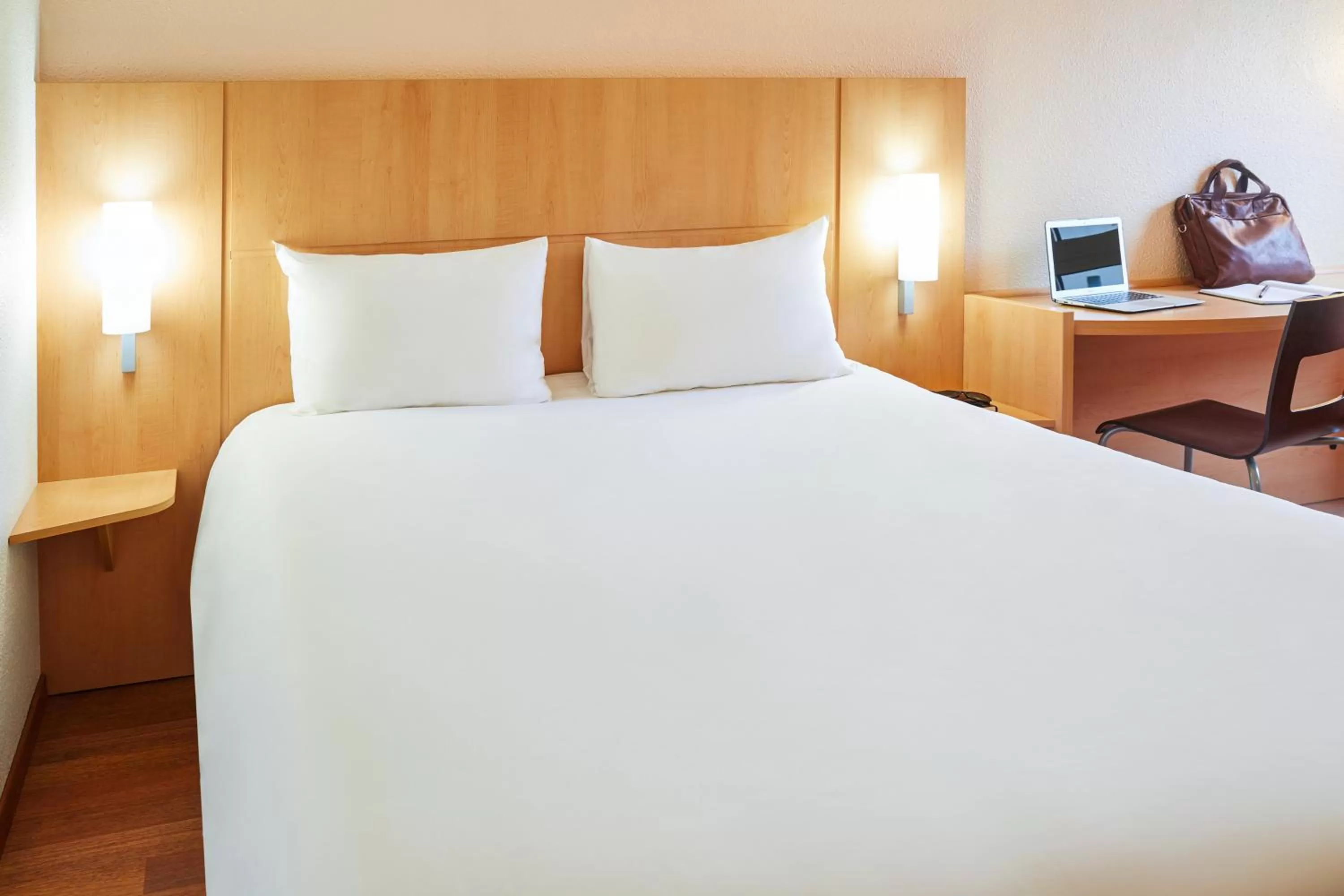 Photo of the whole room, Bed in ibis Toulouse Centre