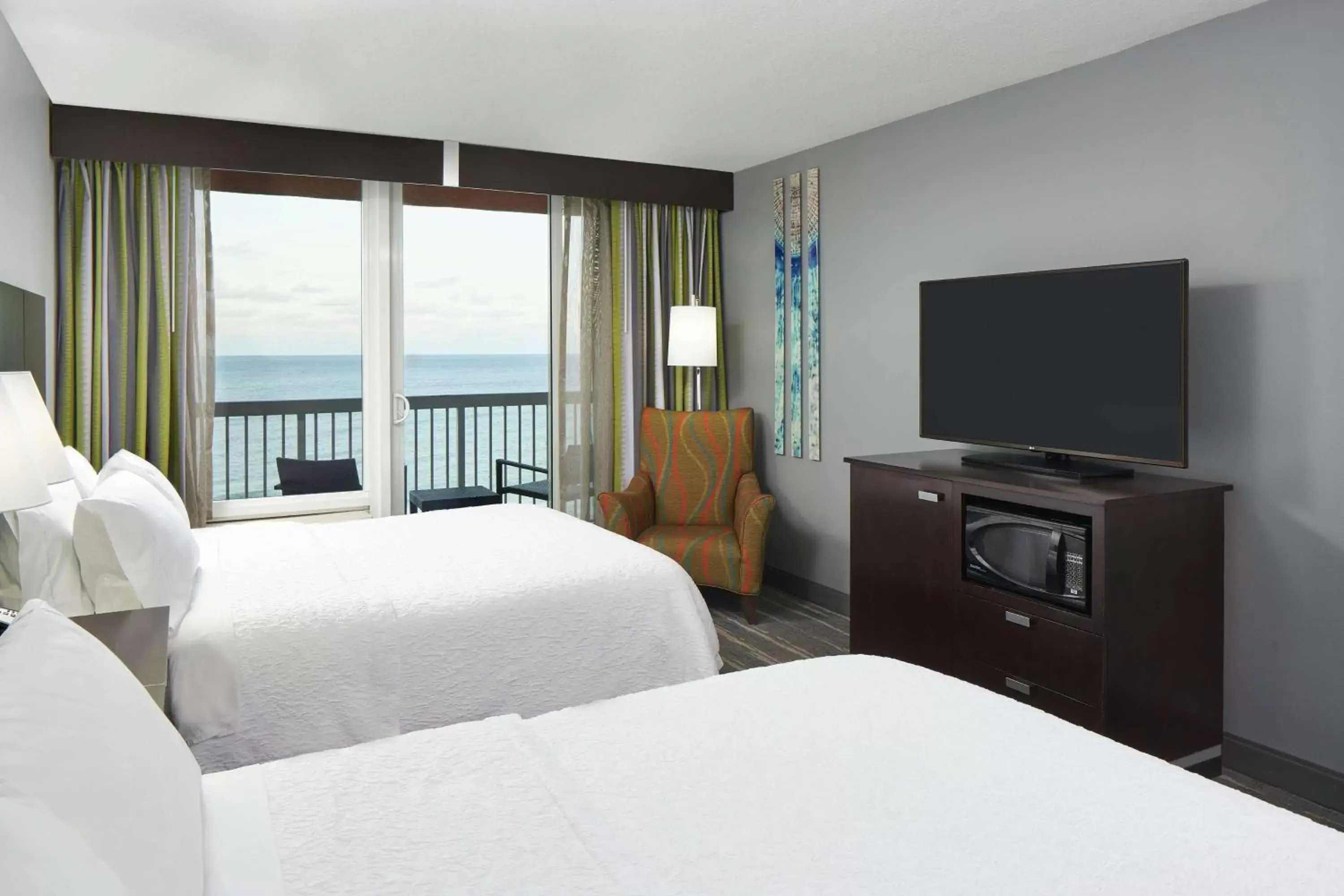 Bedroom, Bed in Hampton Inn Daytona Beach/Beachfront