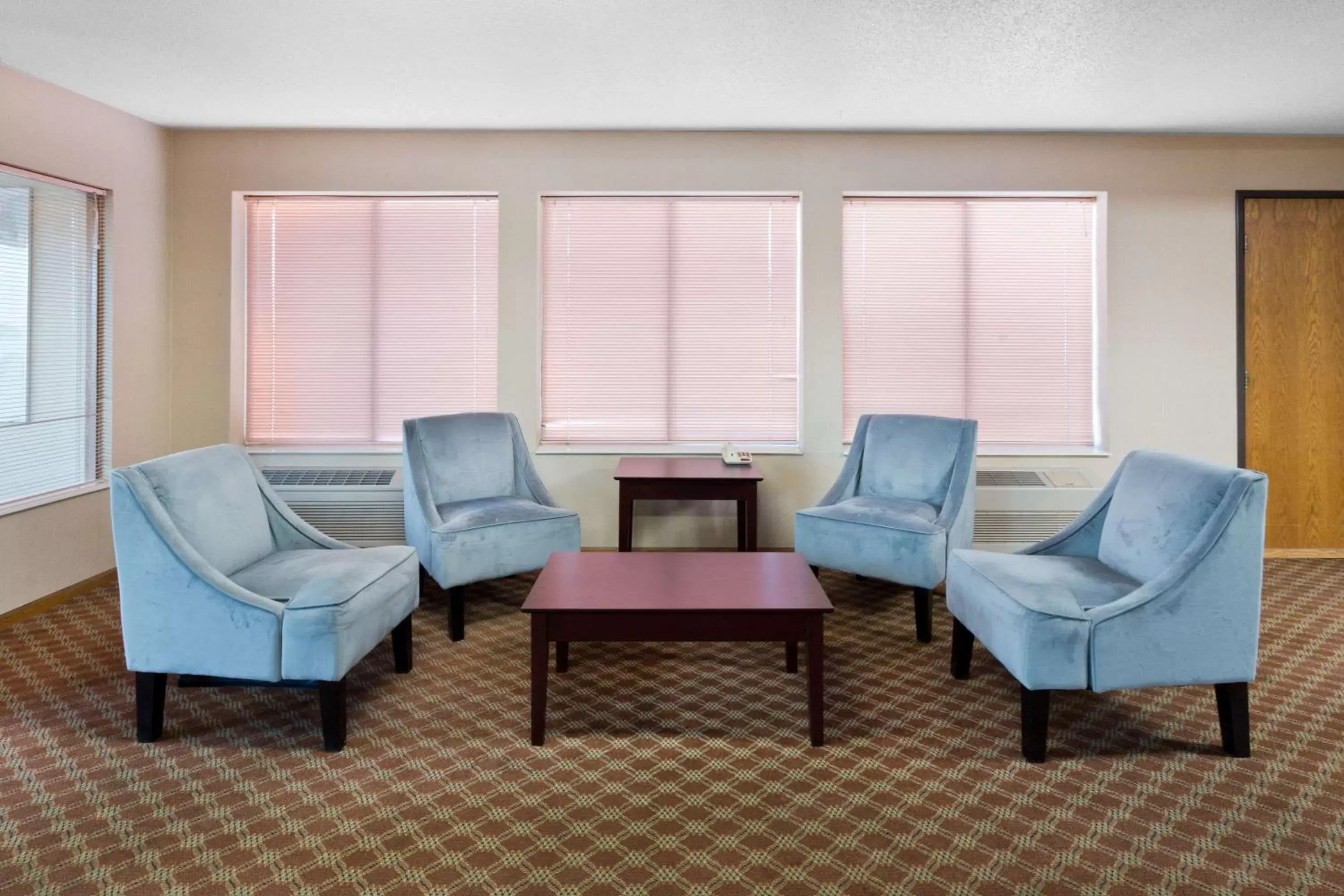 Lobby or reception, Seating Area in Super 8 by Wyndham Rochelle
