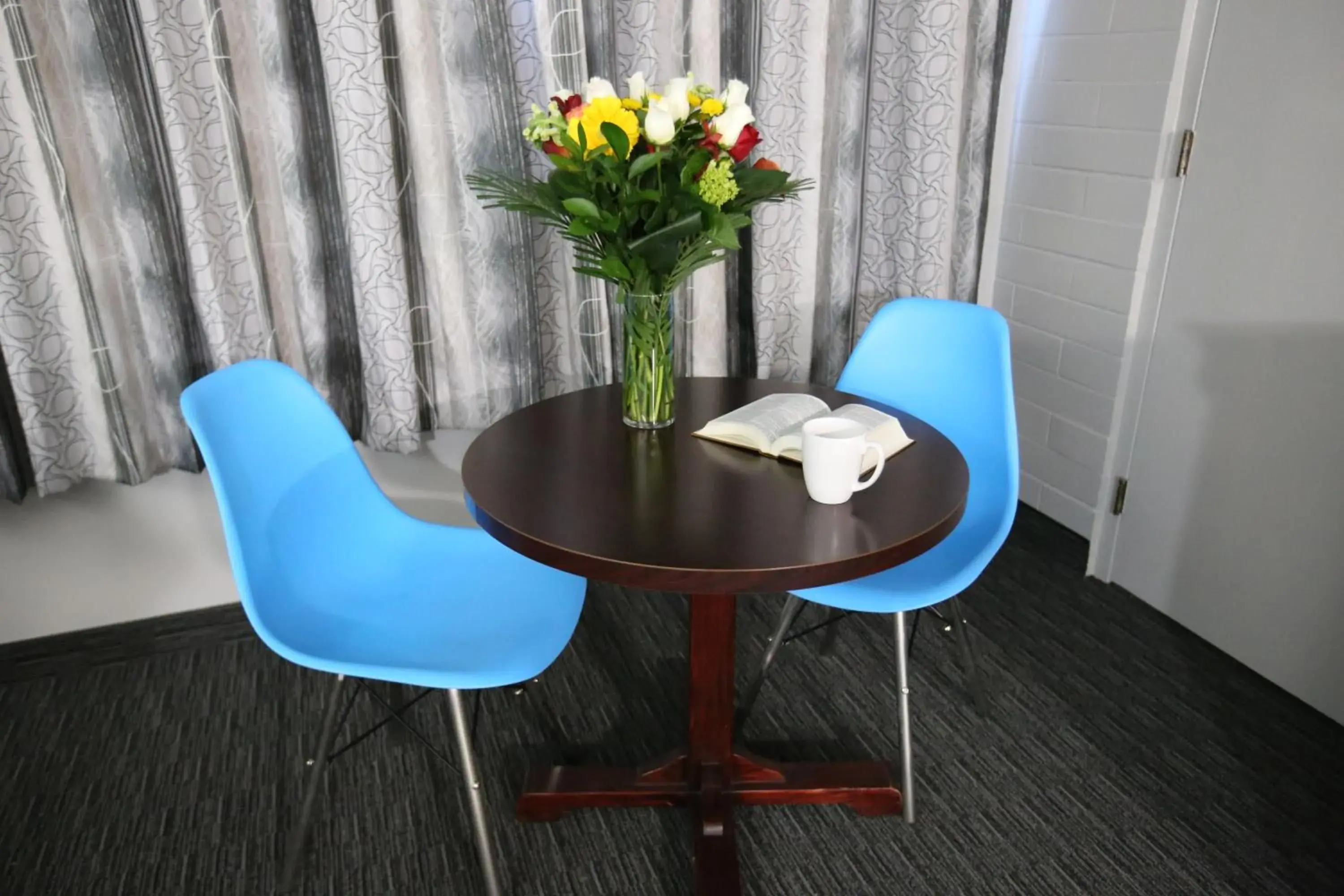 Seating area in Stanford Inn - Grande Prairie