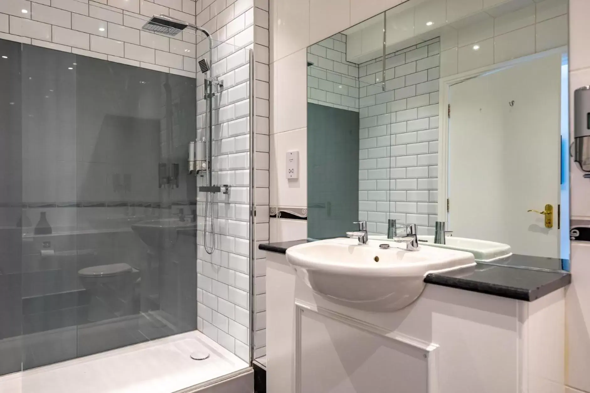 Bathroom in White Lion Royal Hotel
