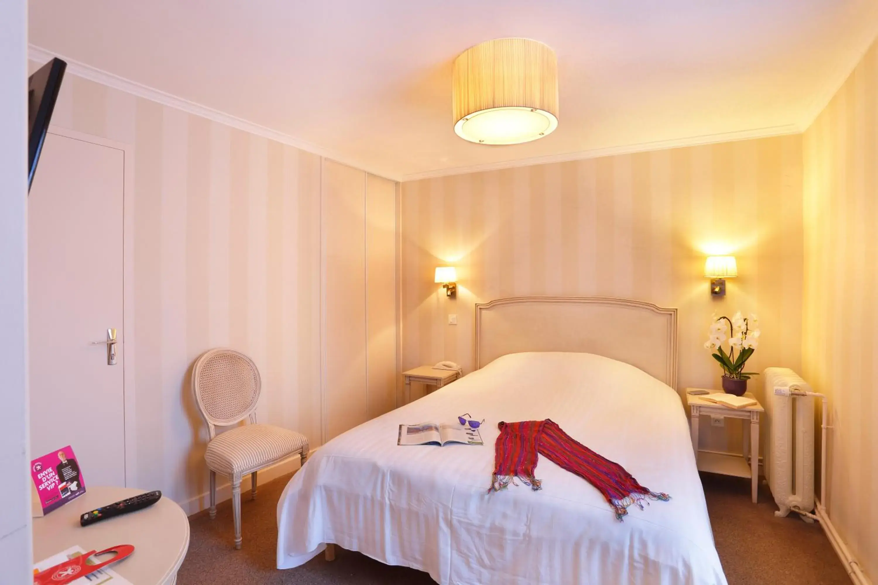 Bed in The Originals Boutique, Hostellerie des Trois Pigeons, Paray-le-Monial (Inter-Hotel)