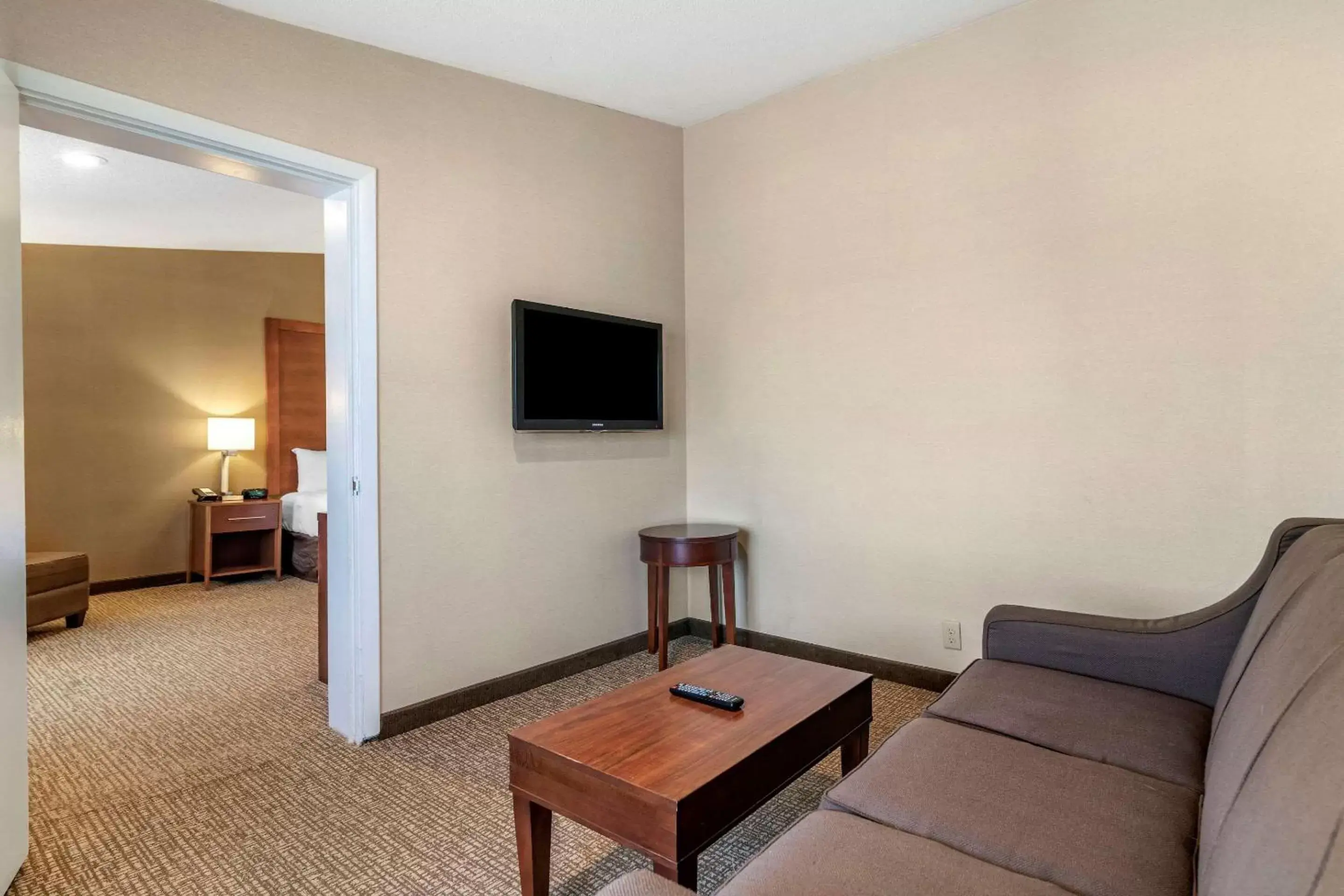 Bedroom, TV/Entertainment Center in Comfort Inn Glenmont - Albany South