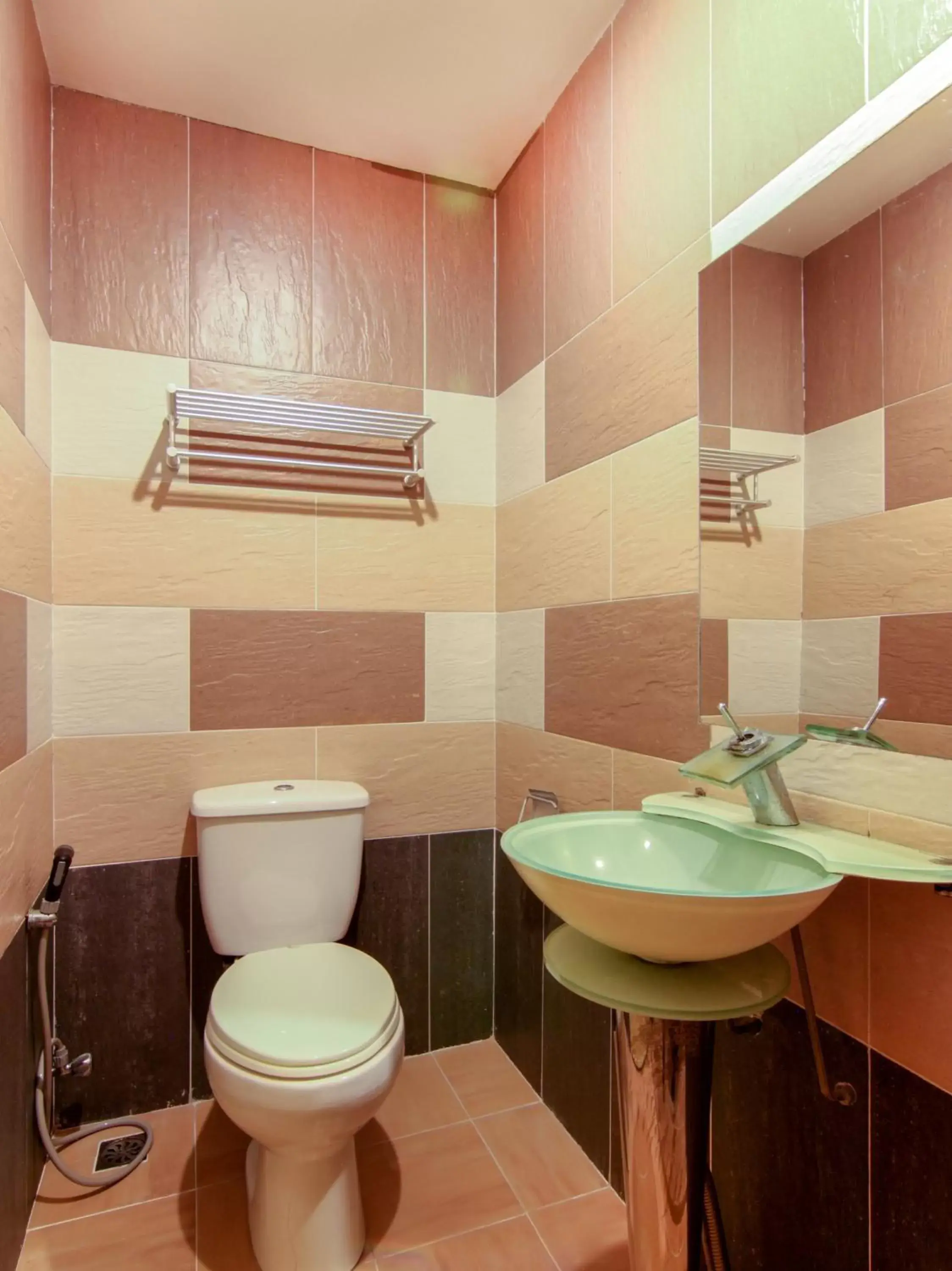 Bathroom in Super OYO 43930 Hotel Esplanade