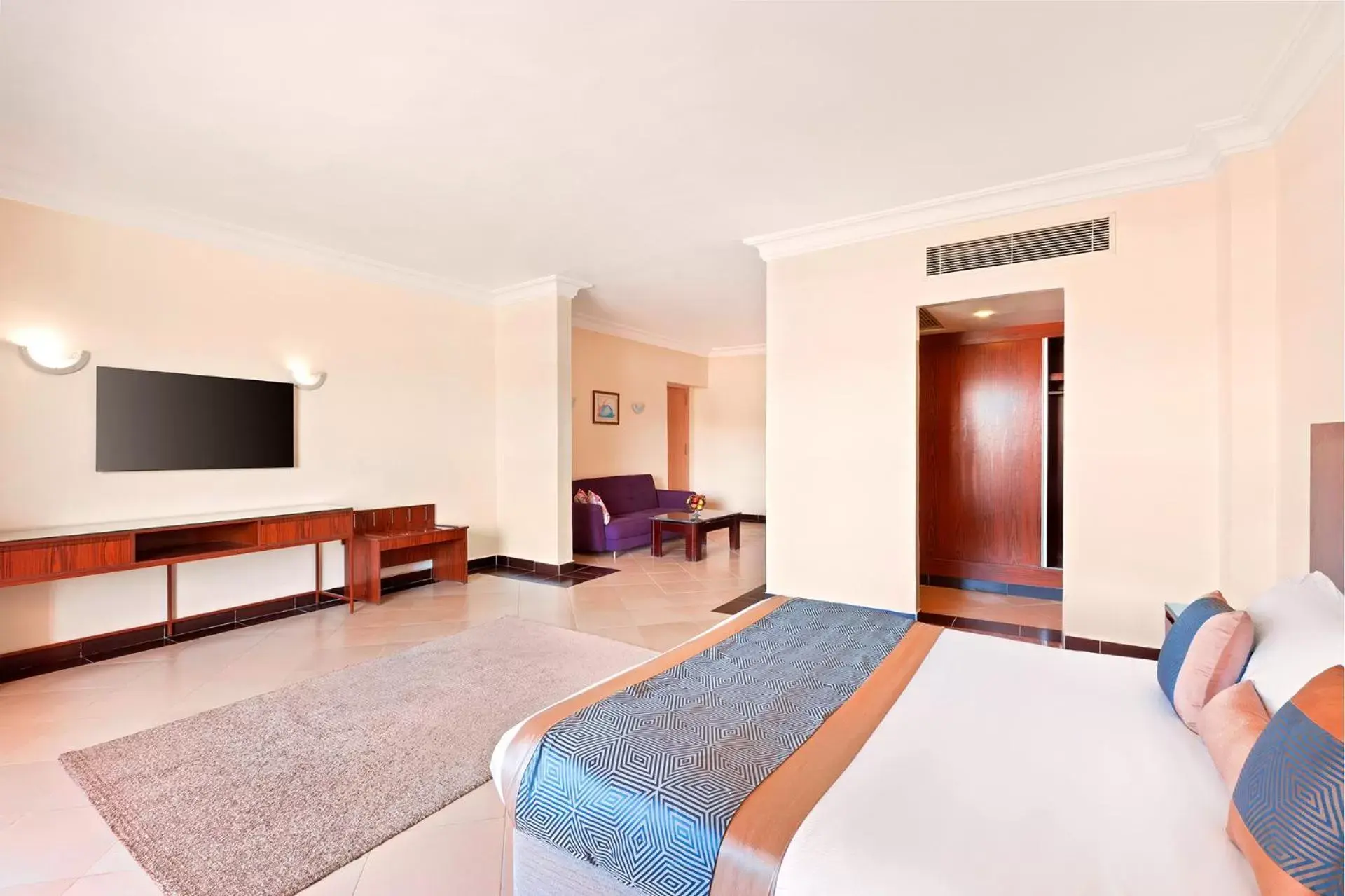 Photo of the whole room, Bed in Pickalbatros Alf Leila Wa Leila Resort - Neverland Hurghada Photo of the whole room, Bed in Pickalbatros Alf Leila Wa Leila Resort - Neverland Hurghada