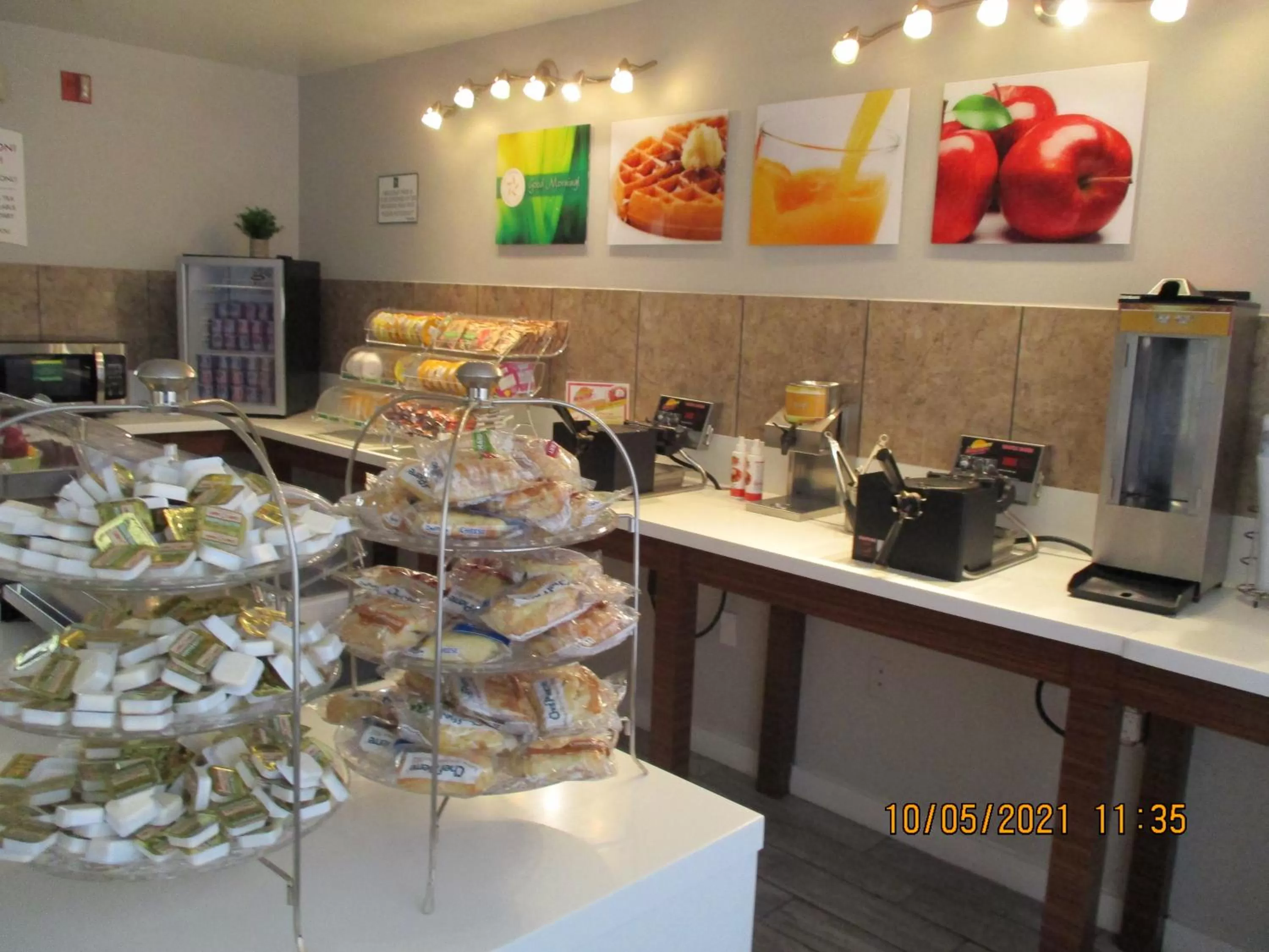 Buffet breakfast in Quality Inn & Suites Kissimmee by The Lake - Free Shuttle to Theme Parks