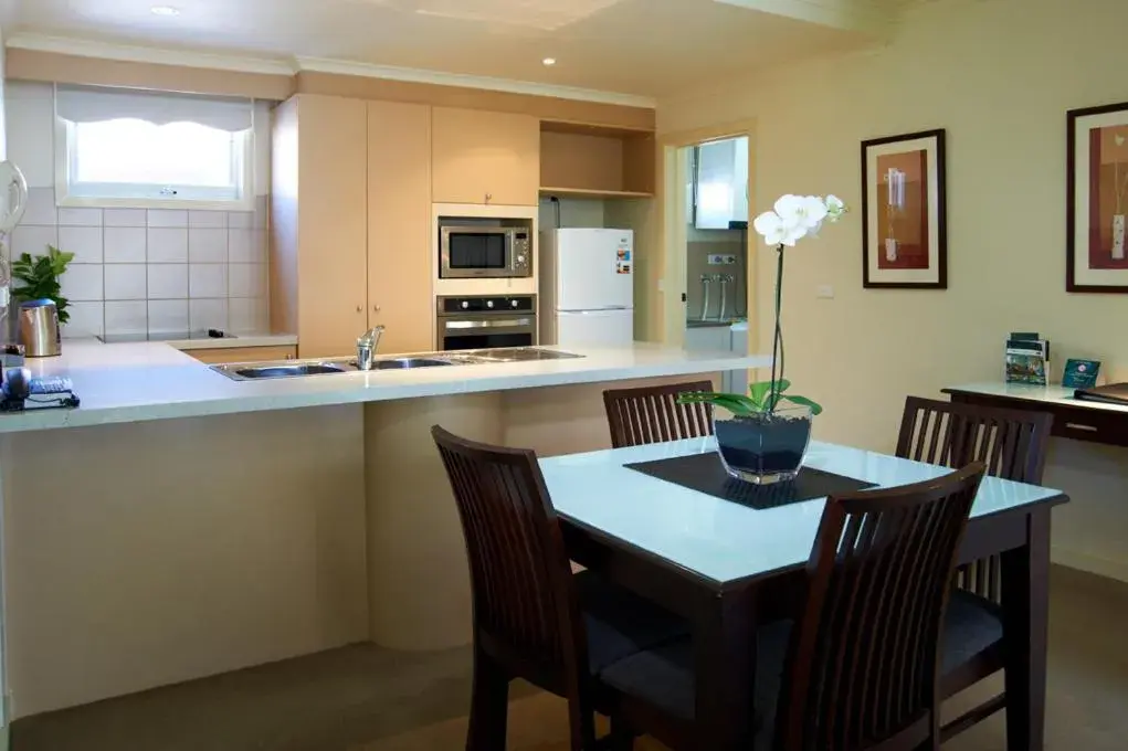 Kitchen or kitchenette, Kitchen/Kitchenette in Comfort Apartments Royal Gardens