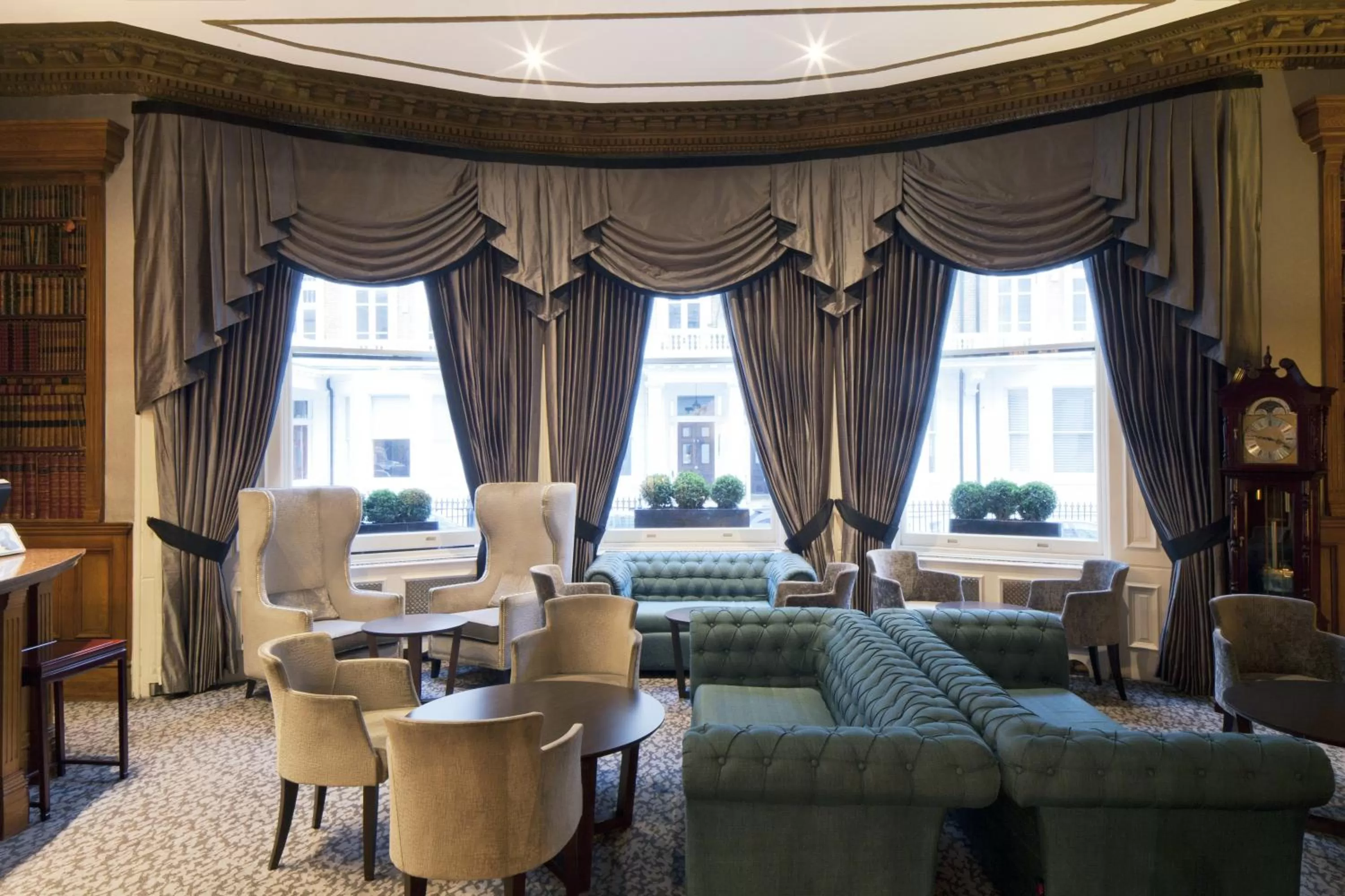 Lounge or bar in Gem Strathmore Hotel