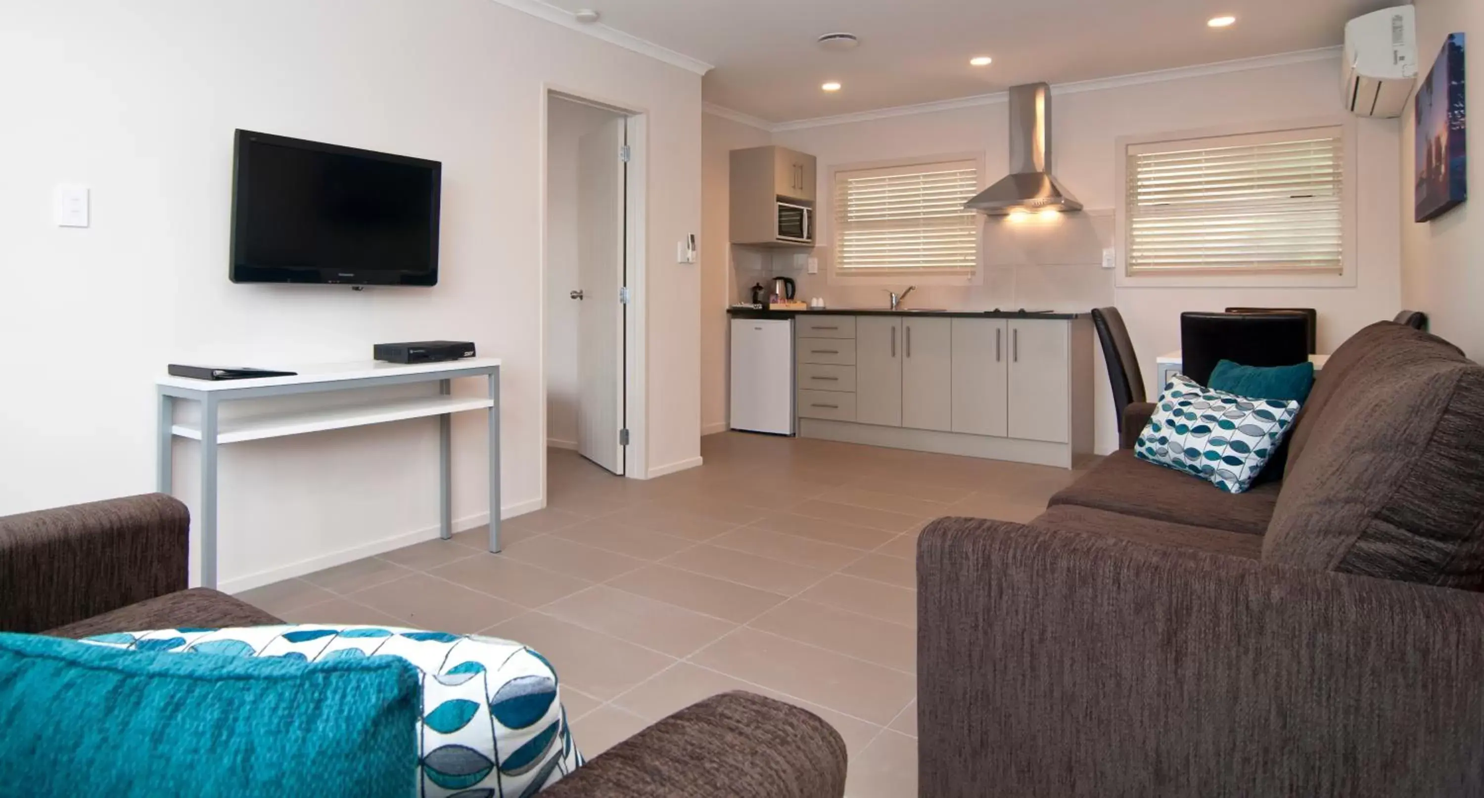 TV and multimedia, Seating Area in Breakwater Motel