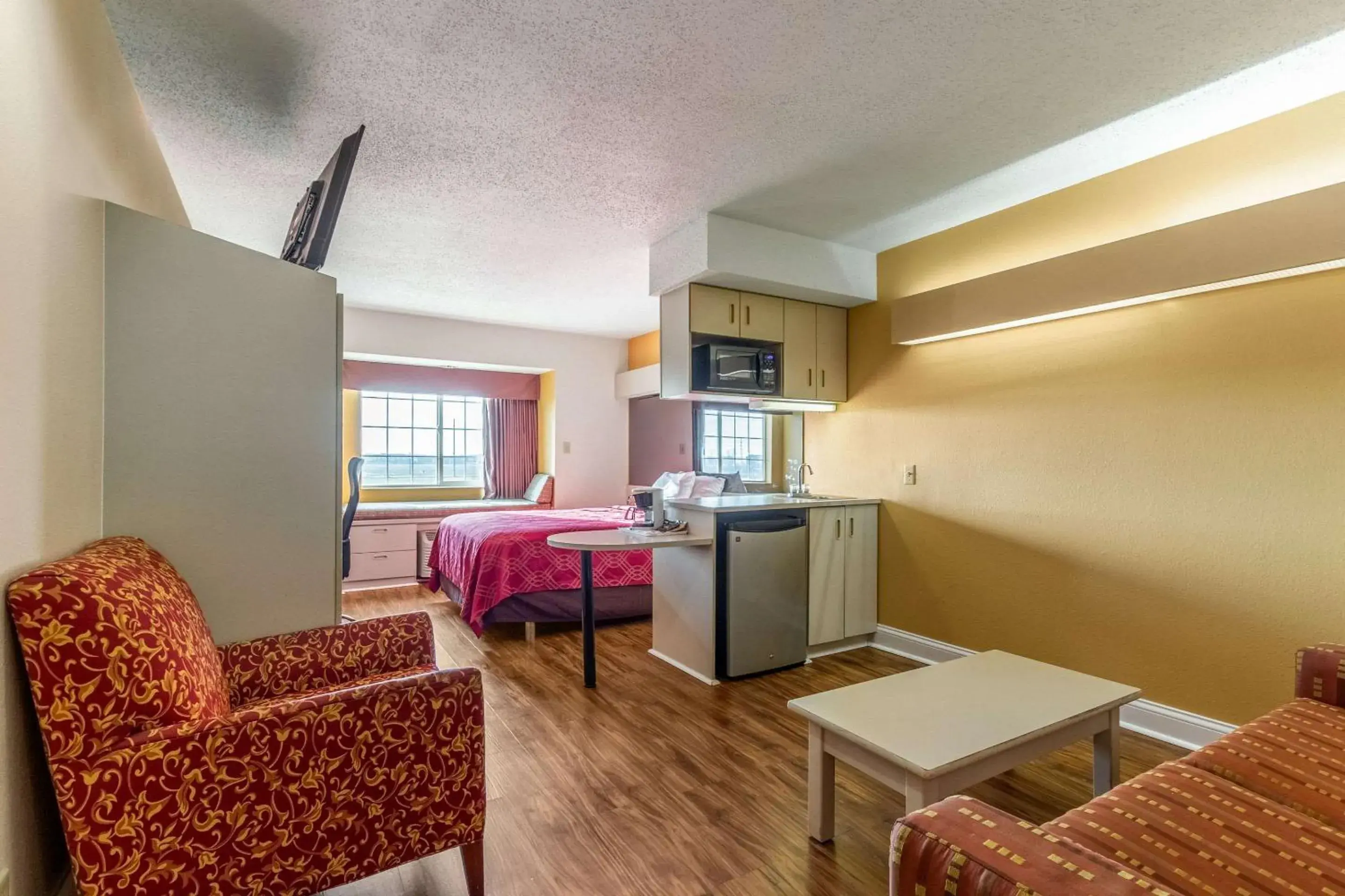 Photo of the whole room, Seating Area in Econo Lodge Inn & Suites Evansville