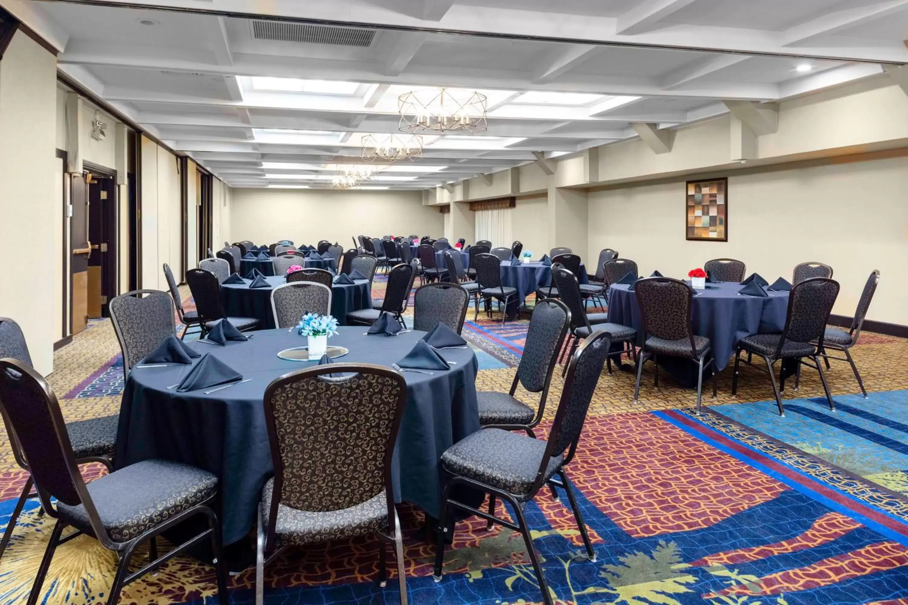 Meeting/conference room, Restaurant/Places to Eat in Embassy Suites by Hilton Kansas City Plaza