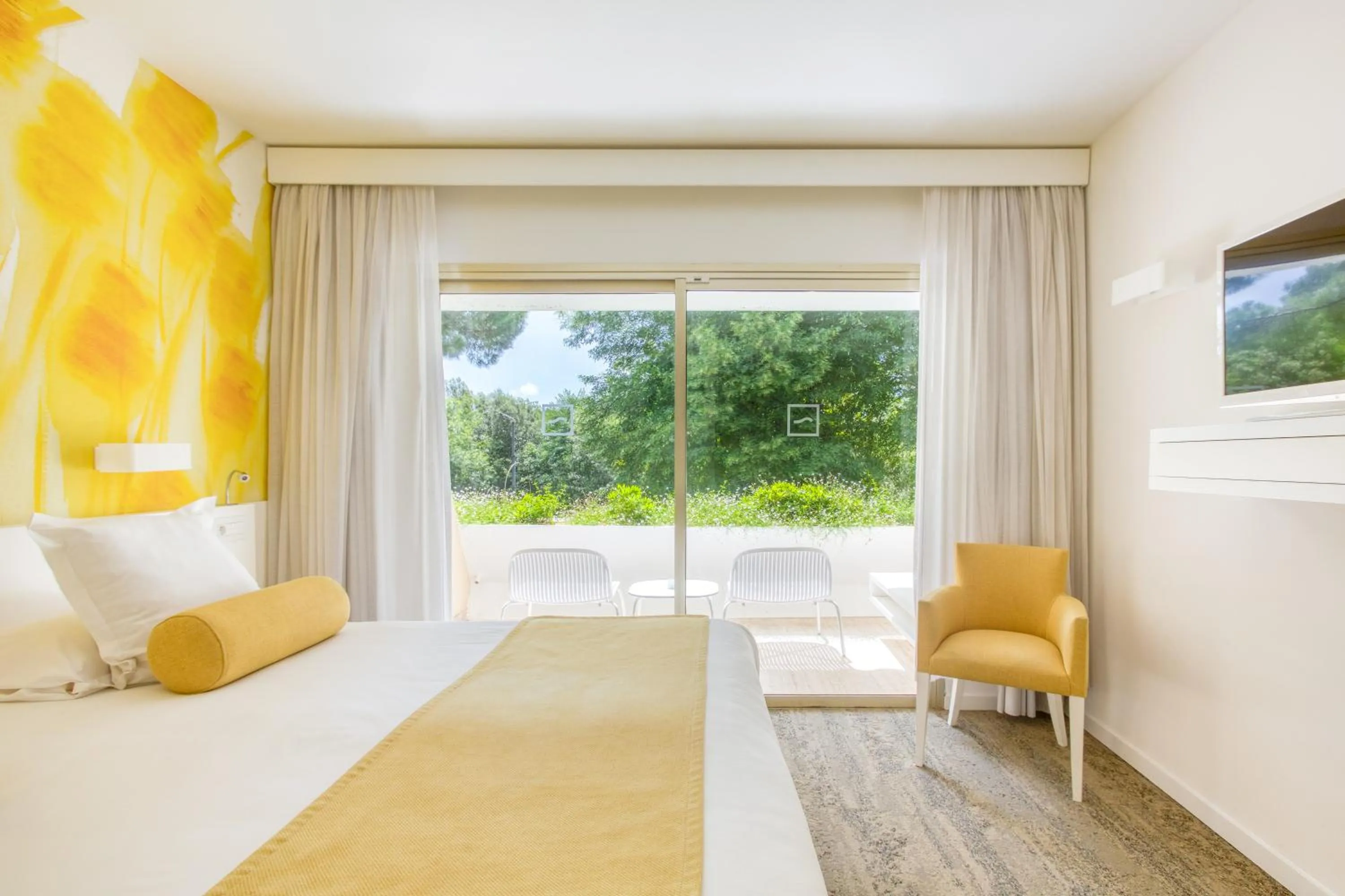 Garden, Bed in Hotel Restaurant La Vague de Saint Paul