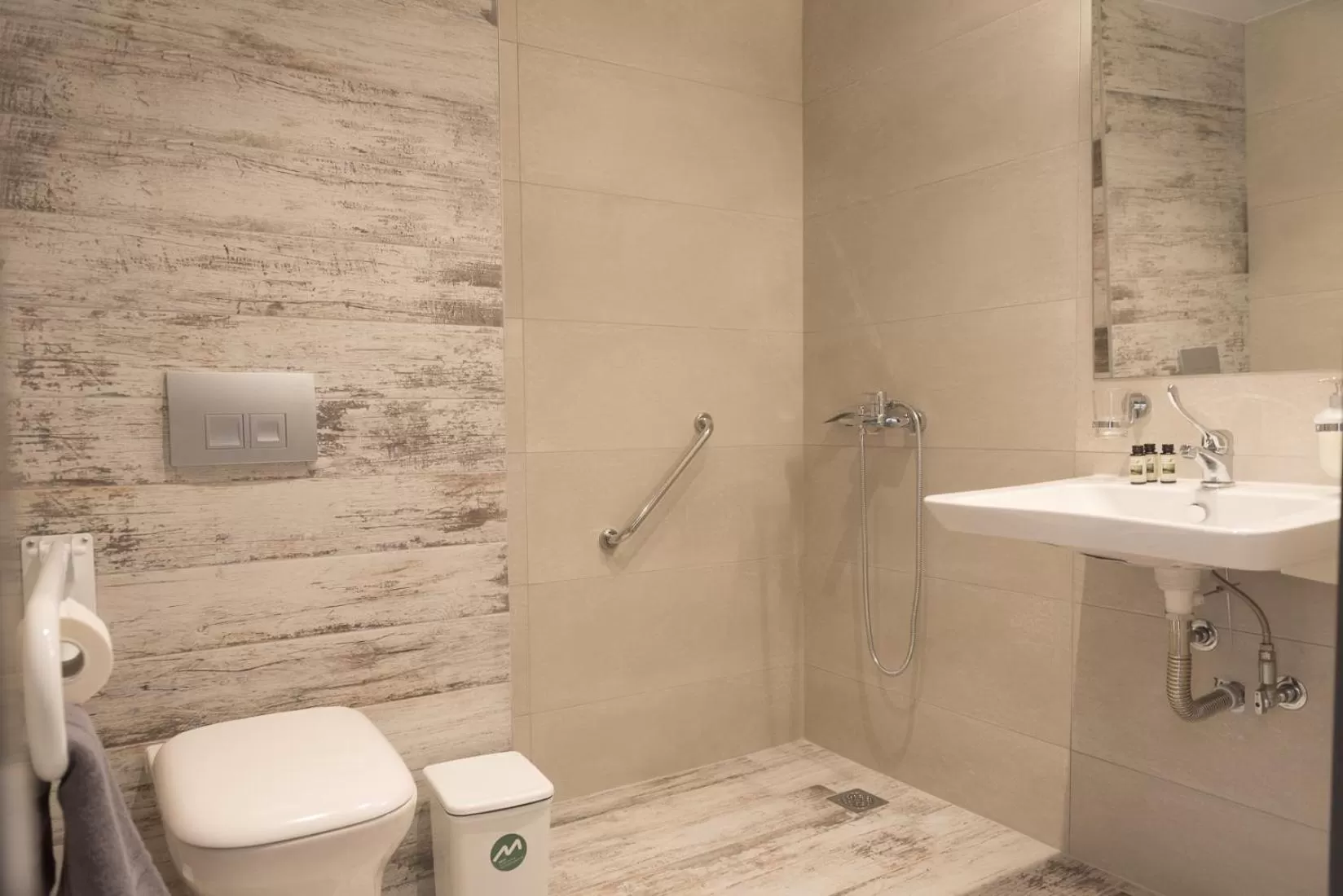 Triple Room with Balcony in Elizabeth Queen Luxury Rooms