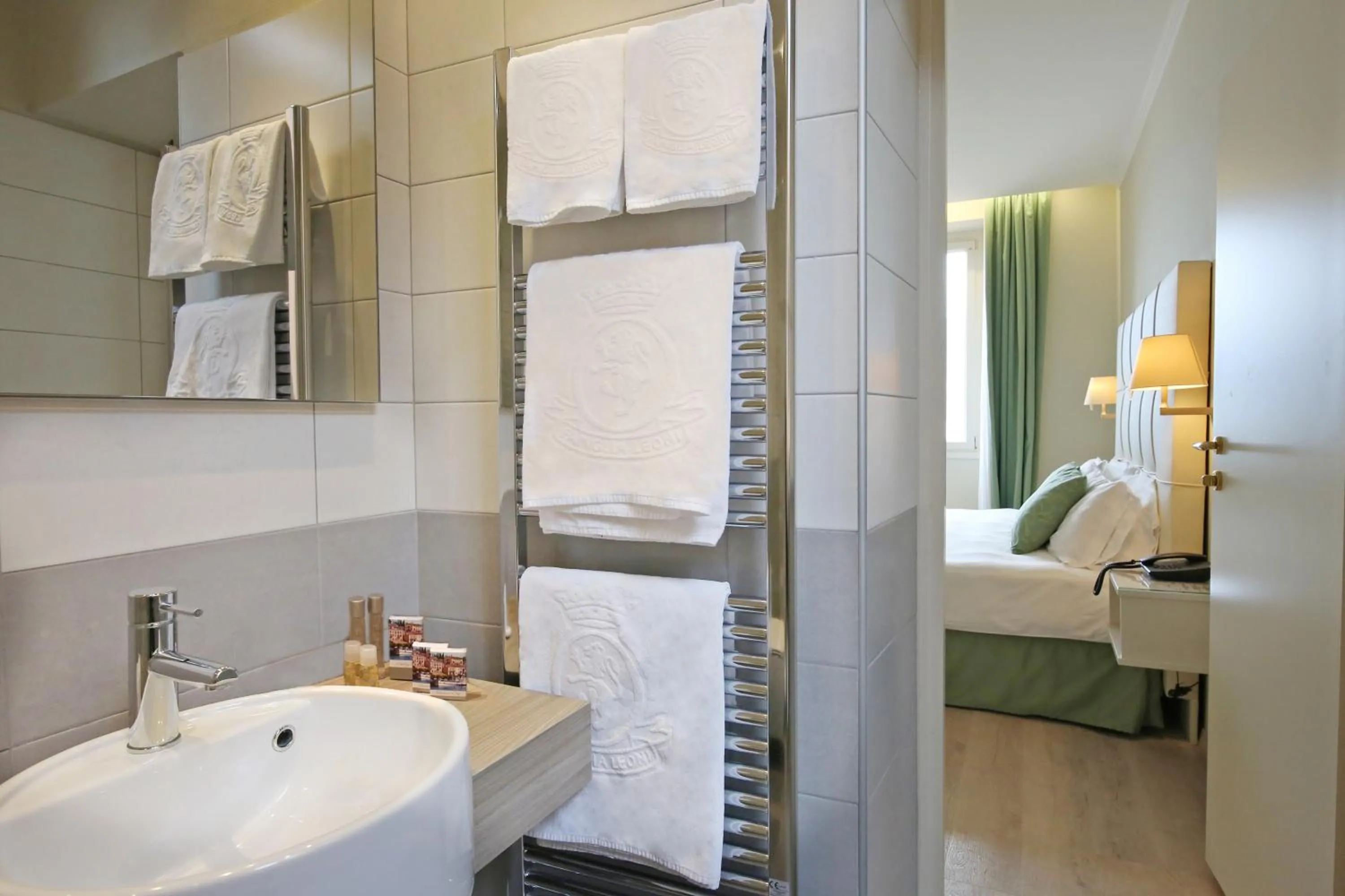 Bathroom, Bed in Hotel Du Lac & SPA
